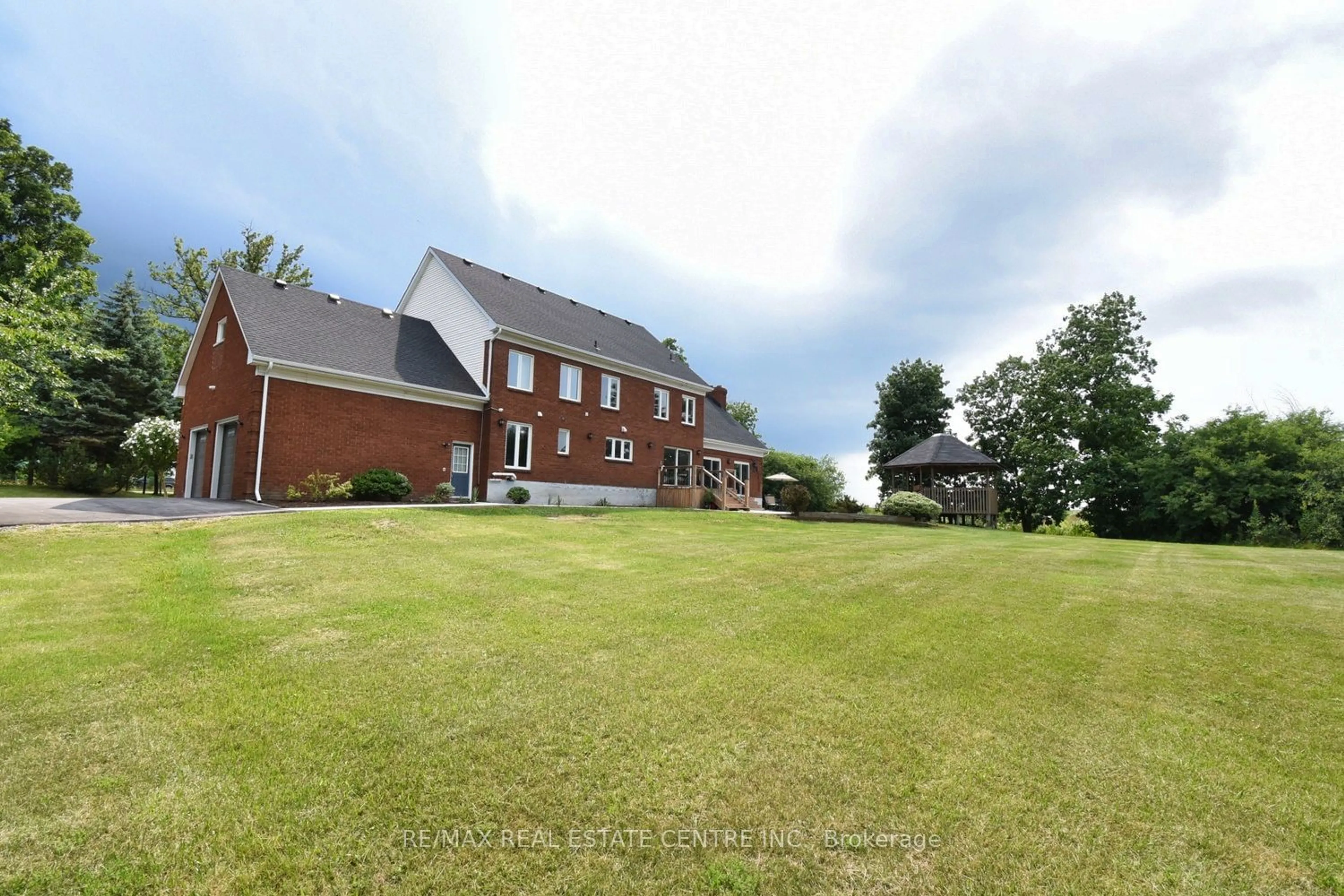 A pic from outside/outdoor area/front of a property/back of a property/a pic from drone, unknown for 237 Highland Rd, Hamilton Ontario L8J 3E6