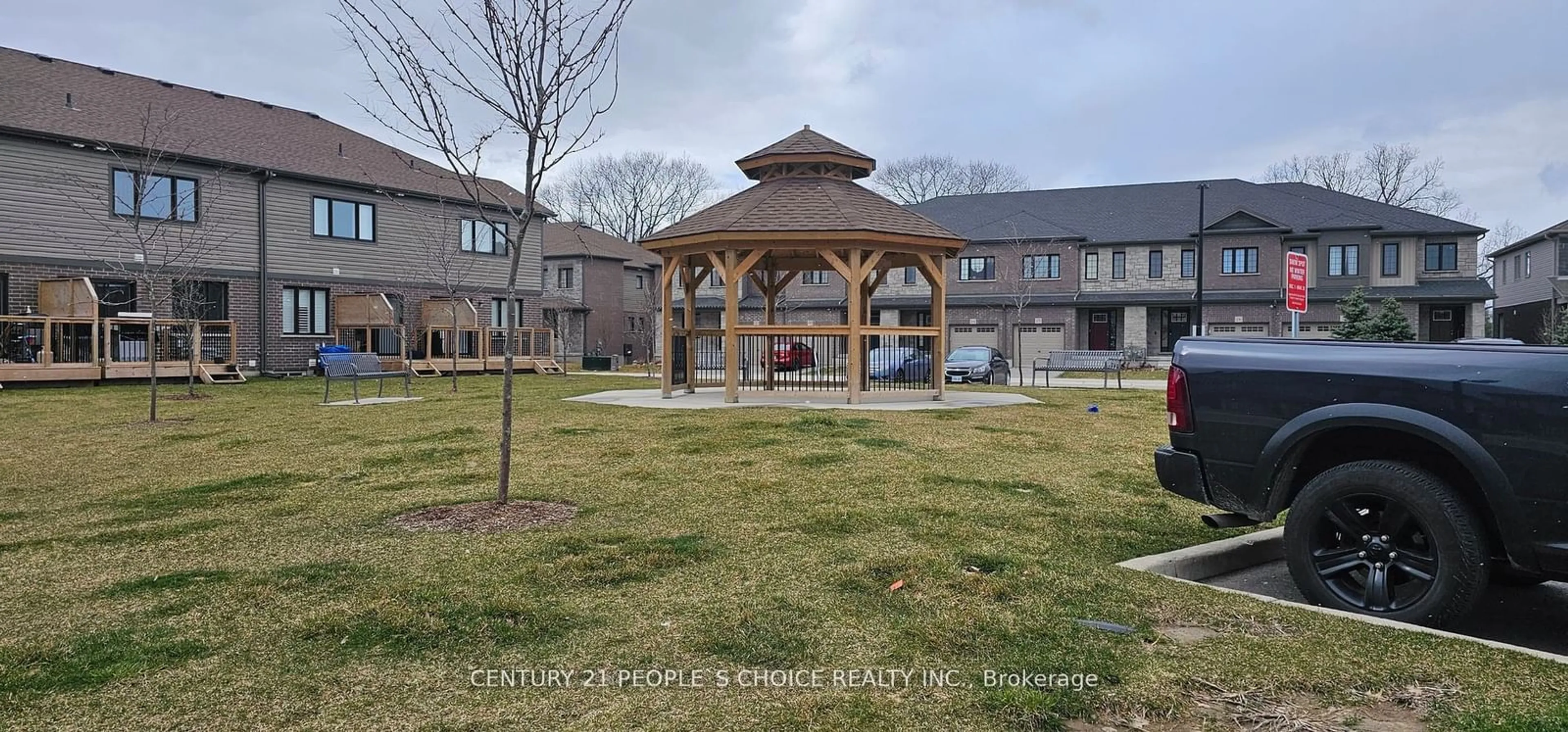 A pic from outside/outdoor area/front of a property/back of a property/a pic from drone, building for 135 Hardcastle Dr #87, Cambridge Ontario N1S 0B6