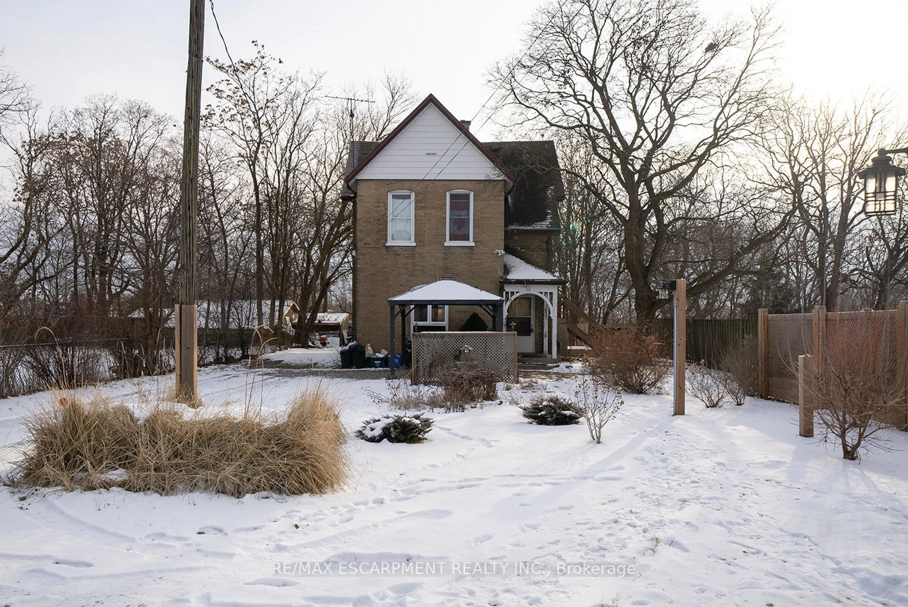 A pic from outside/outdoor area/front of a property/back of a property/a pic from drone, street for 165 Sydenham Rd, Brantford Ontario N3R 3Z1