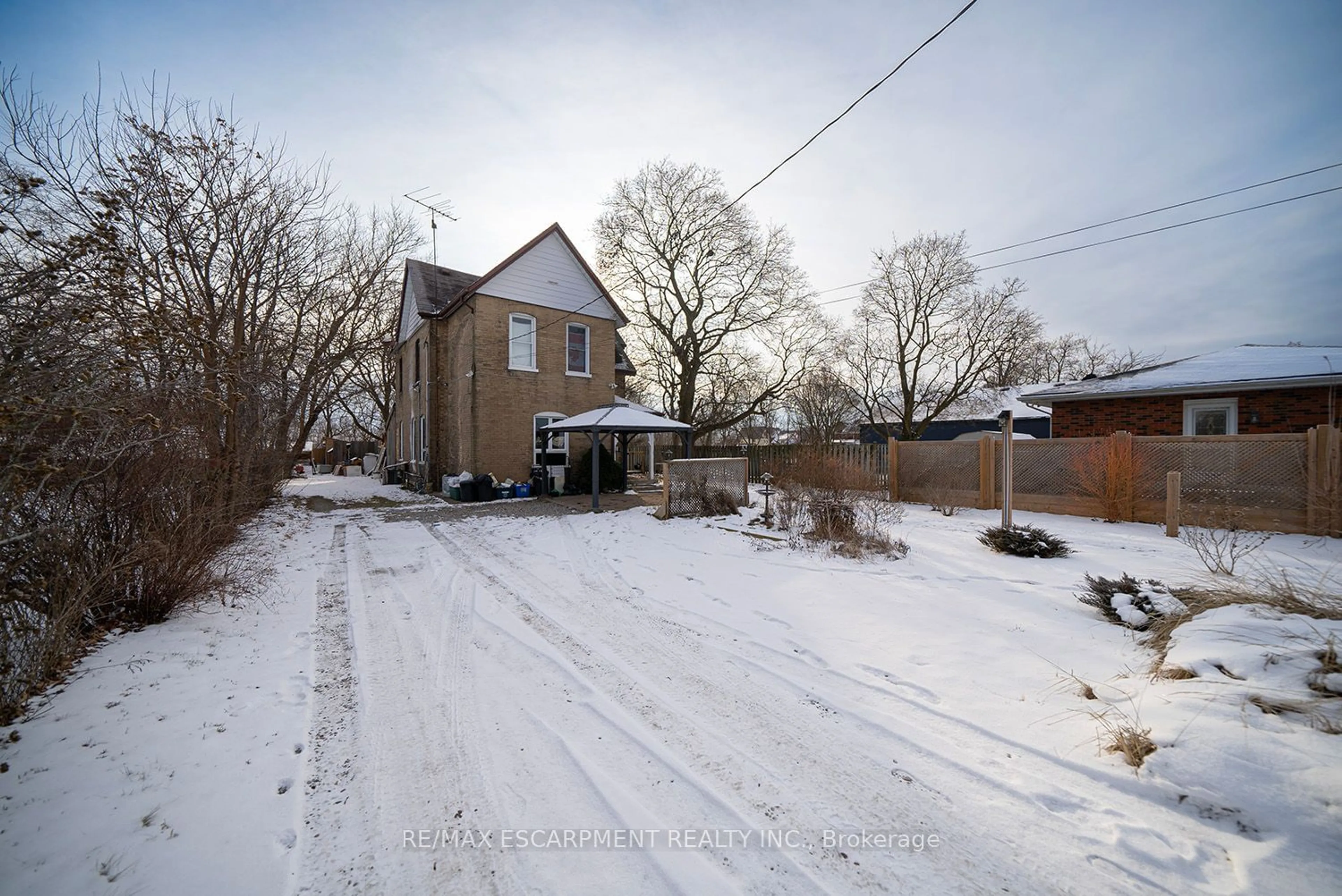 A pic from outside/outdoor area/front of a property/back of a property/a pic from drone, street for 165 Sydenham Rd, Brantford Ontario N3R 3Z1