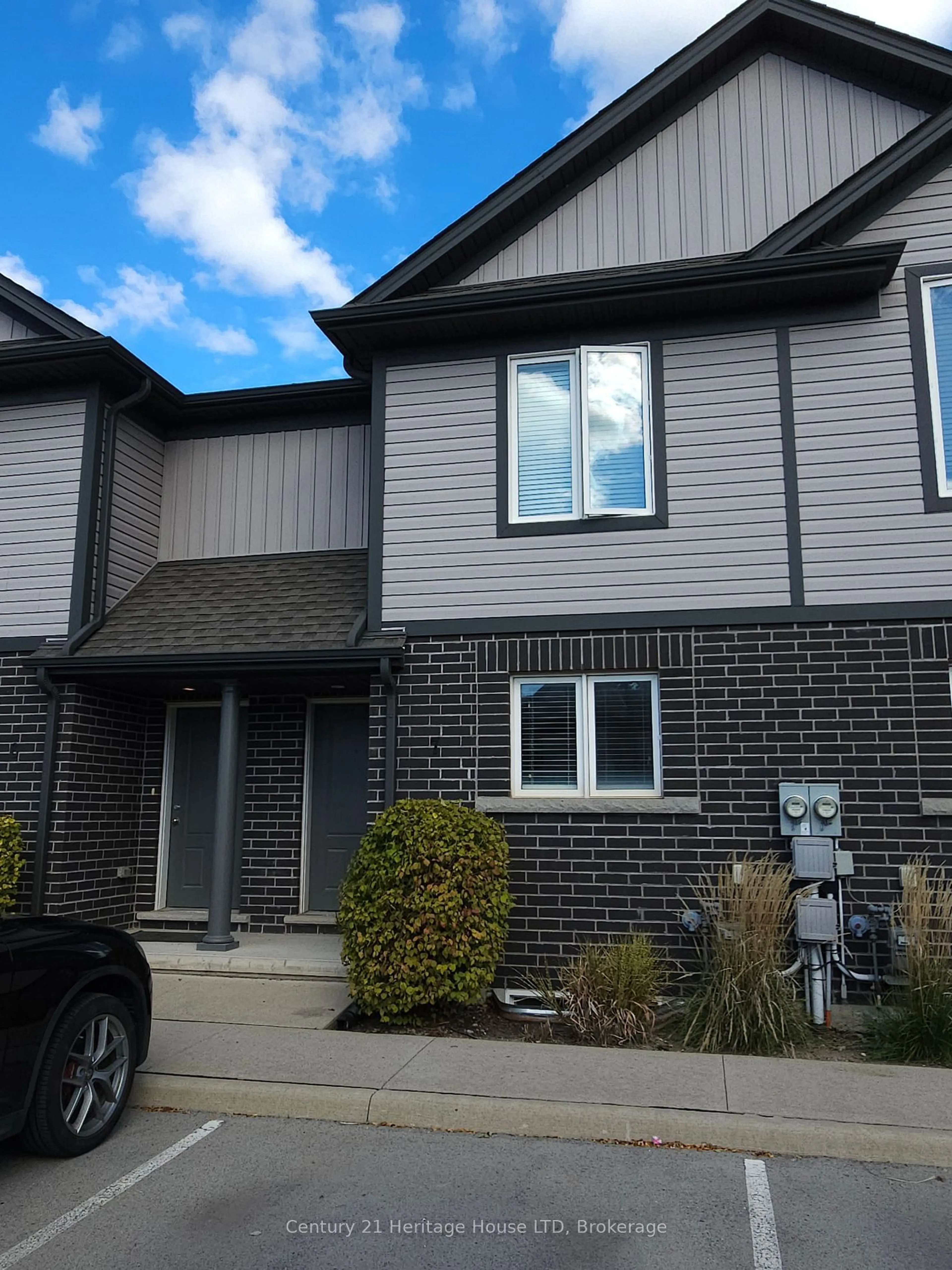 Home with vinyl exterior material, unknown for 7768 Ascot Circ #7, Niagara Falls Ontario L2H 3P9