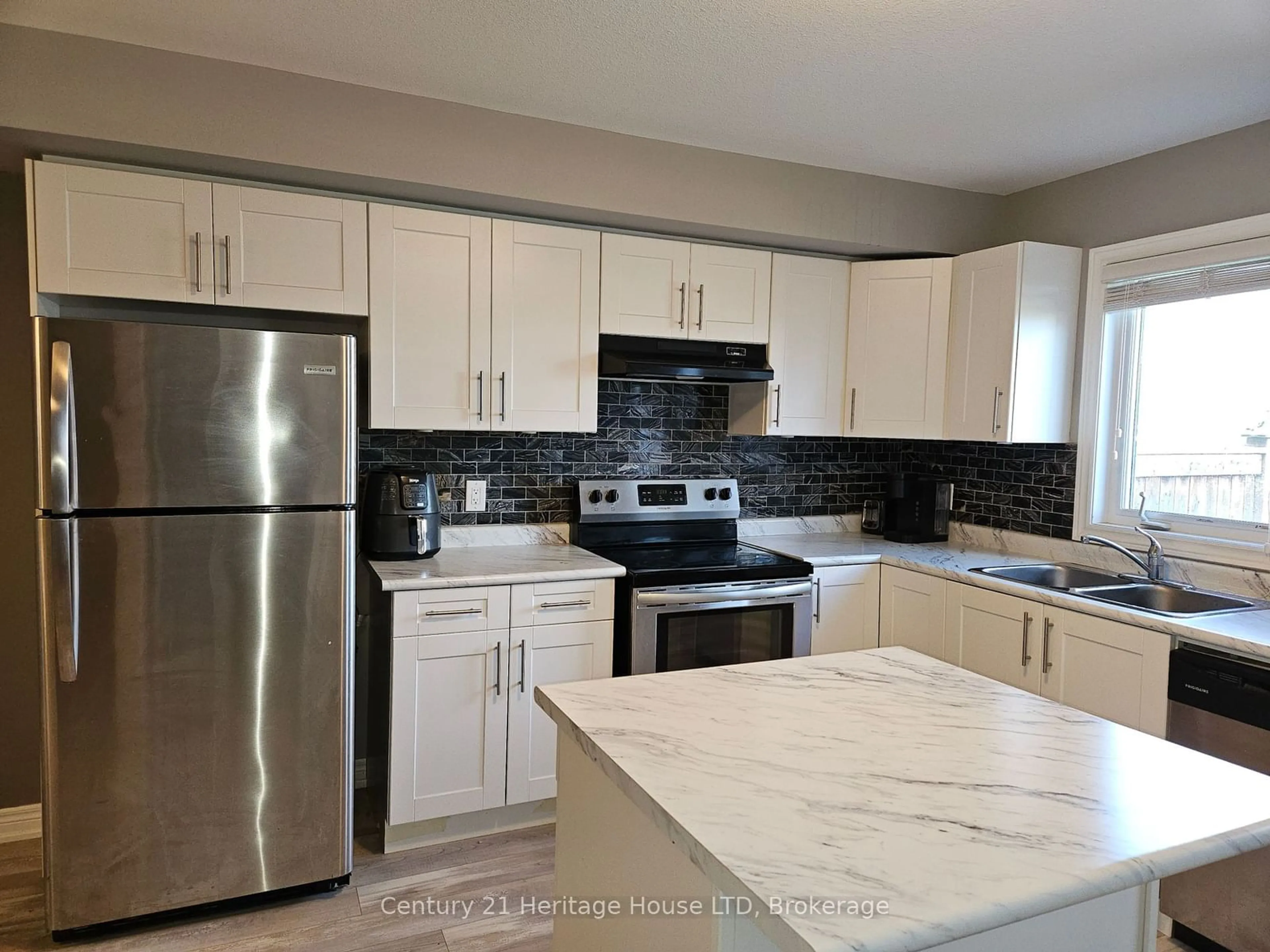 Open concept kitchen, ceramic/tile floor for 7768 Ascot Circ #7, Niagara Falls Ontario L2H 3P9