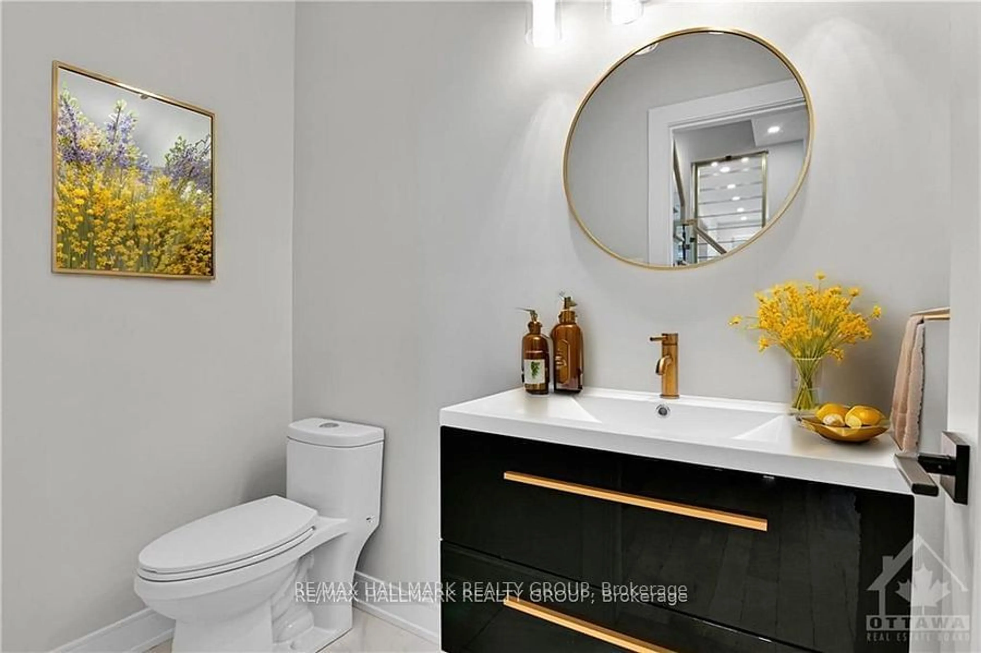 Contemporary bathroom, ceramic/tile floor for 191 kipp St, Vanier and Kingsview Park Ontario K1L 5Y5