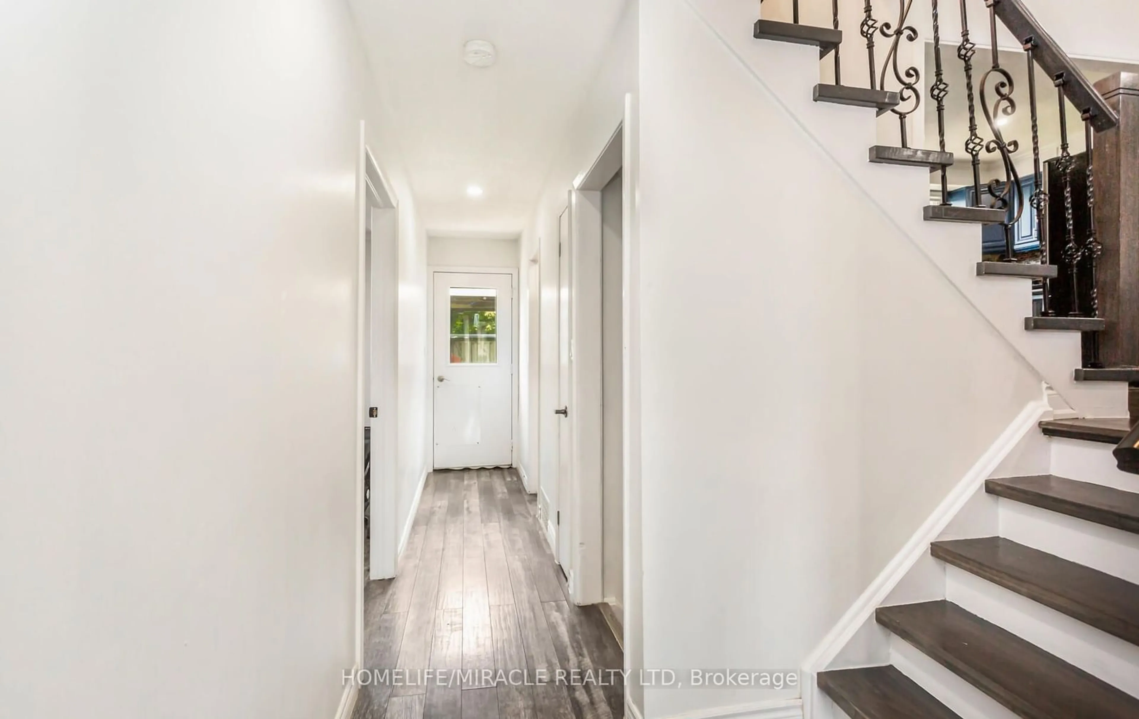 Indoor entryway for 1756 Briarwood Dr, Cambridge Ontario N3H 5A7