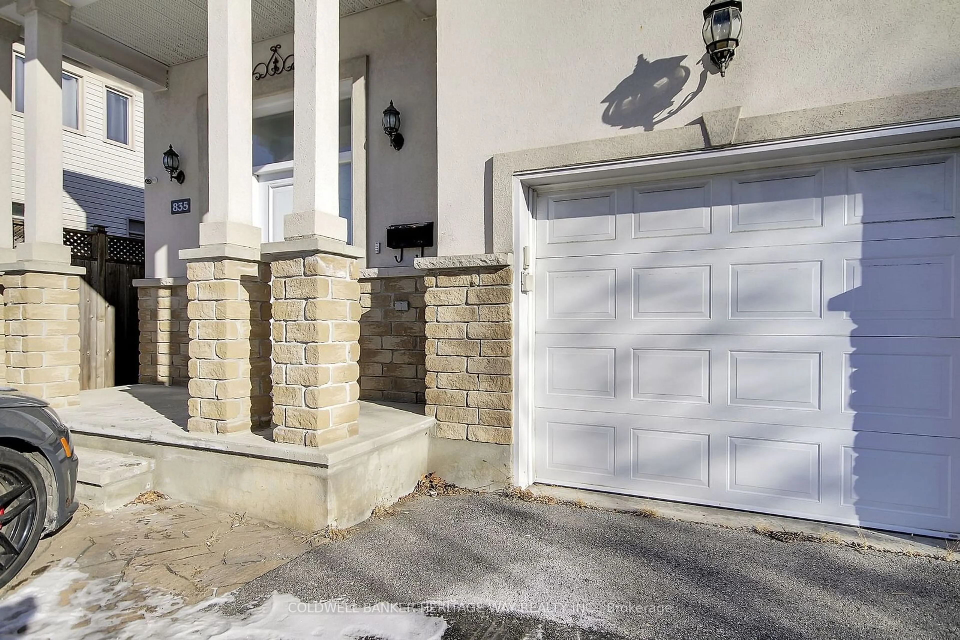 Indoor garage for 835 Woodroffe Ave, Ottawa Ontario K2A 2G5