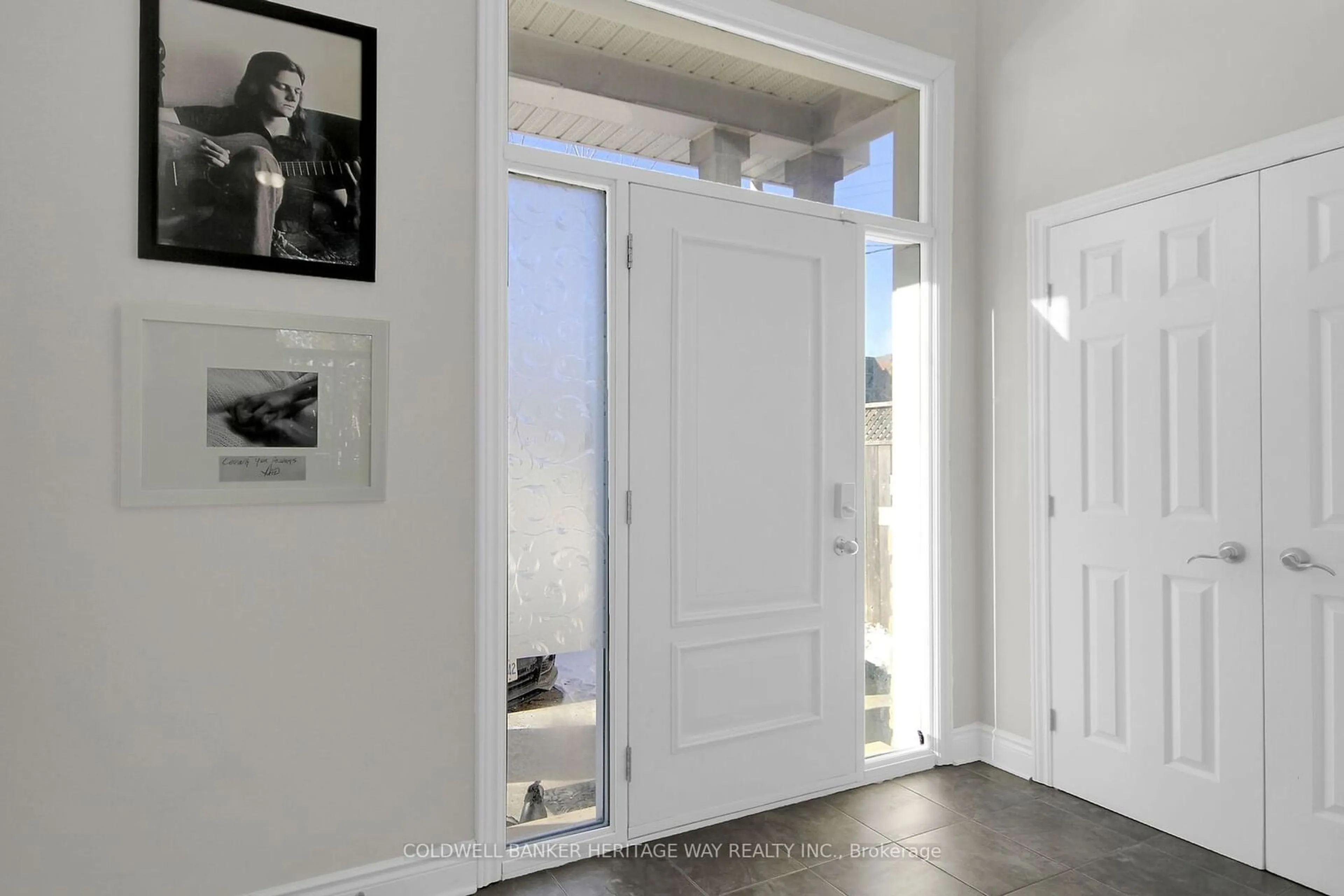 Indoor entryway for 835 Woodroffe Ave, Ottawa Ontario K2A 2G5