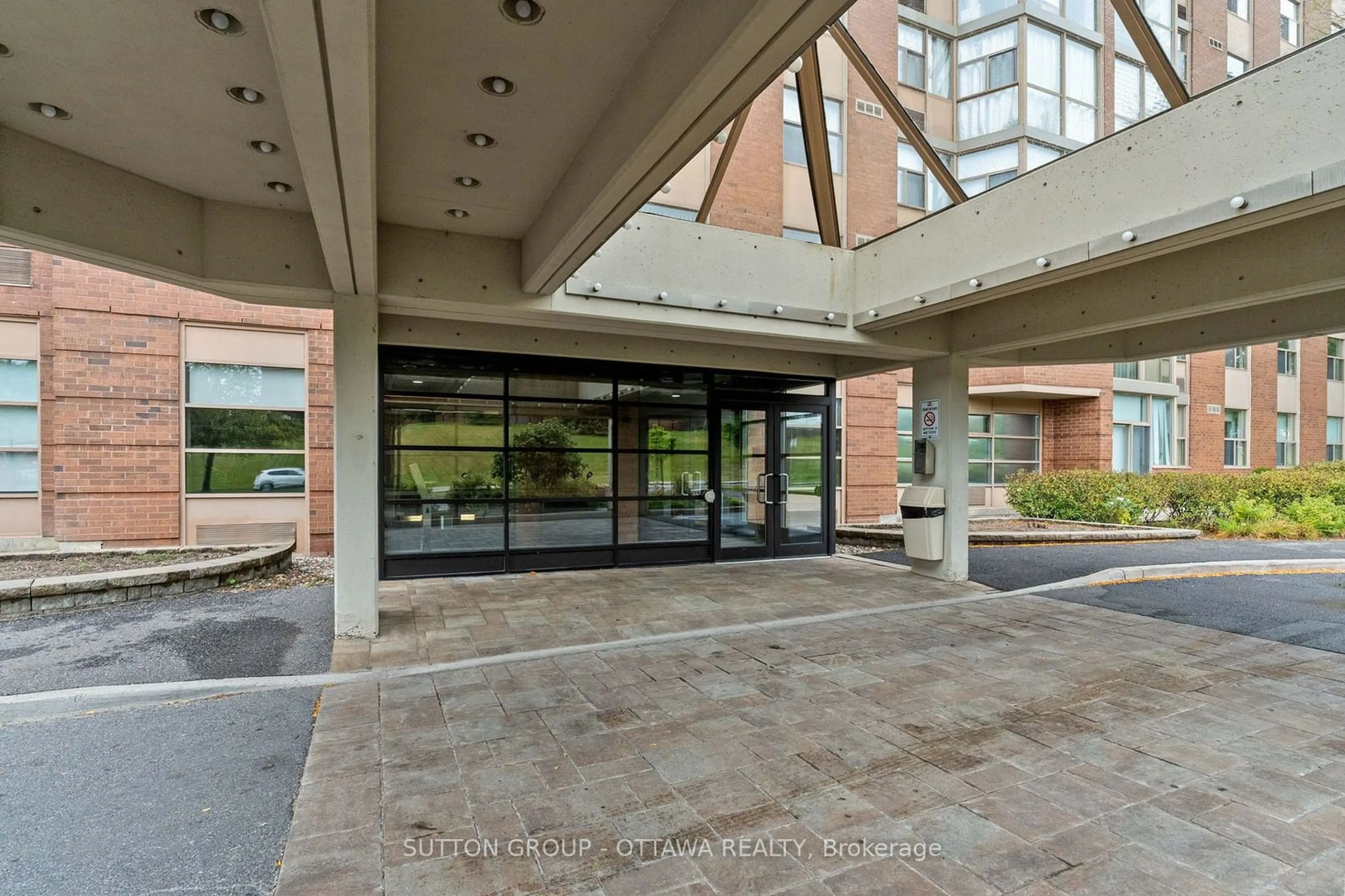 Indoor foyer for 2760 CAROUSEL Cres #1111, Blossom Park - Airport and Area Ontario K1T 2N4