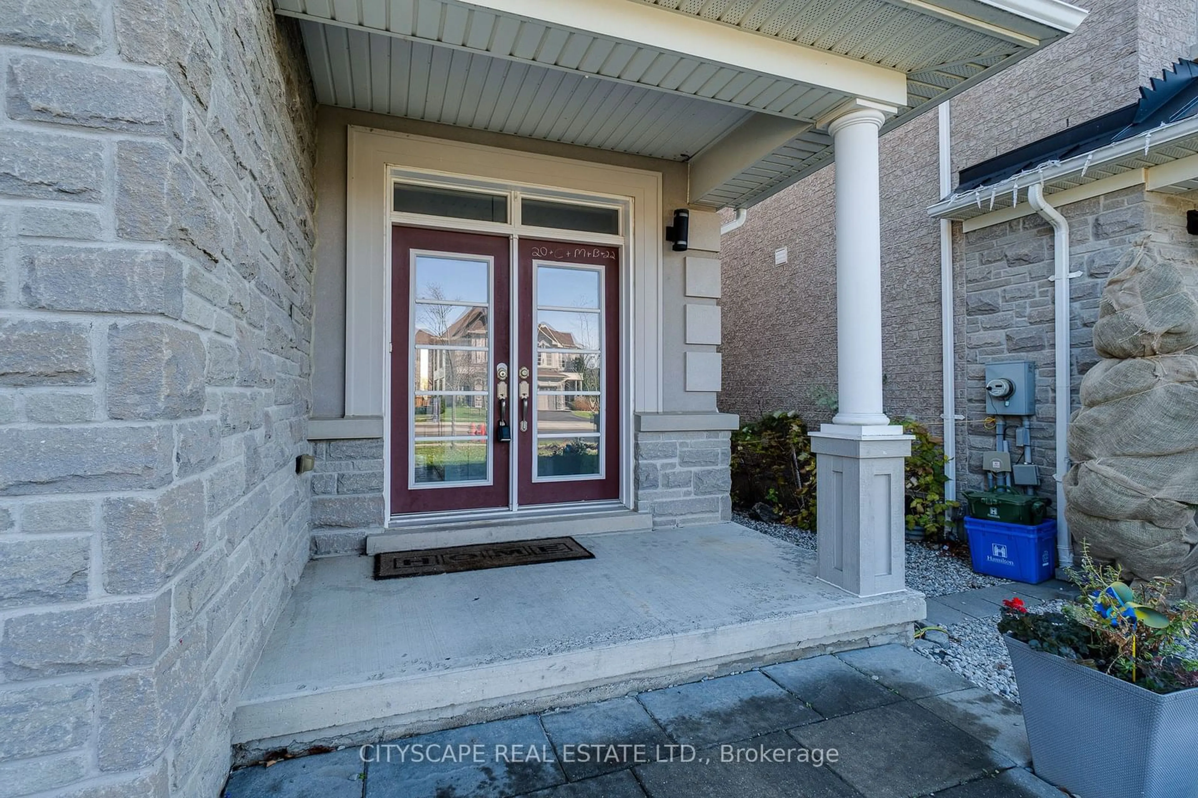 Indoor entryway for 144 Hazelton Ave, Hamilton Ontario L9B 0G1