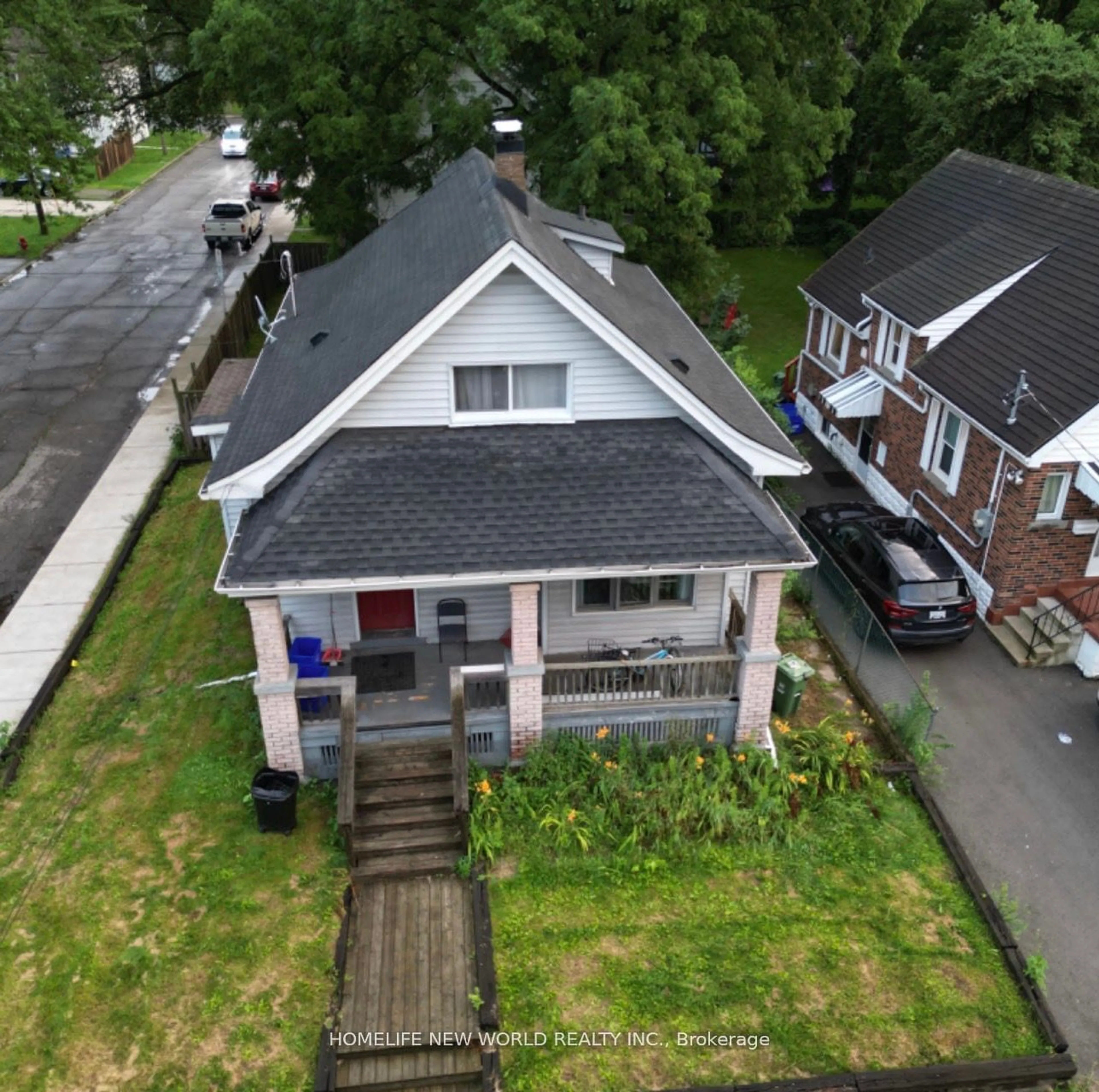 A pic from outside/outdoor area/front of a property/back of a property/a pic from drone, street for 61 Broadway Ave, Hamilton Ontario L8S 2V9