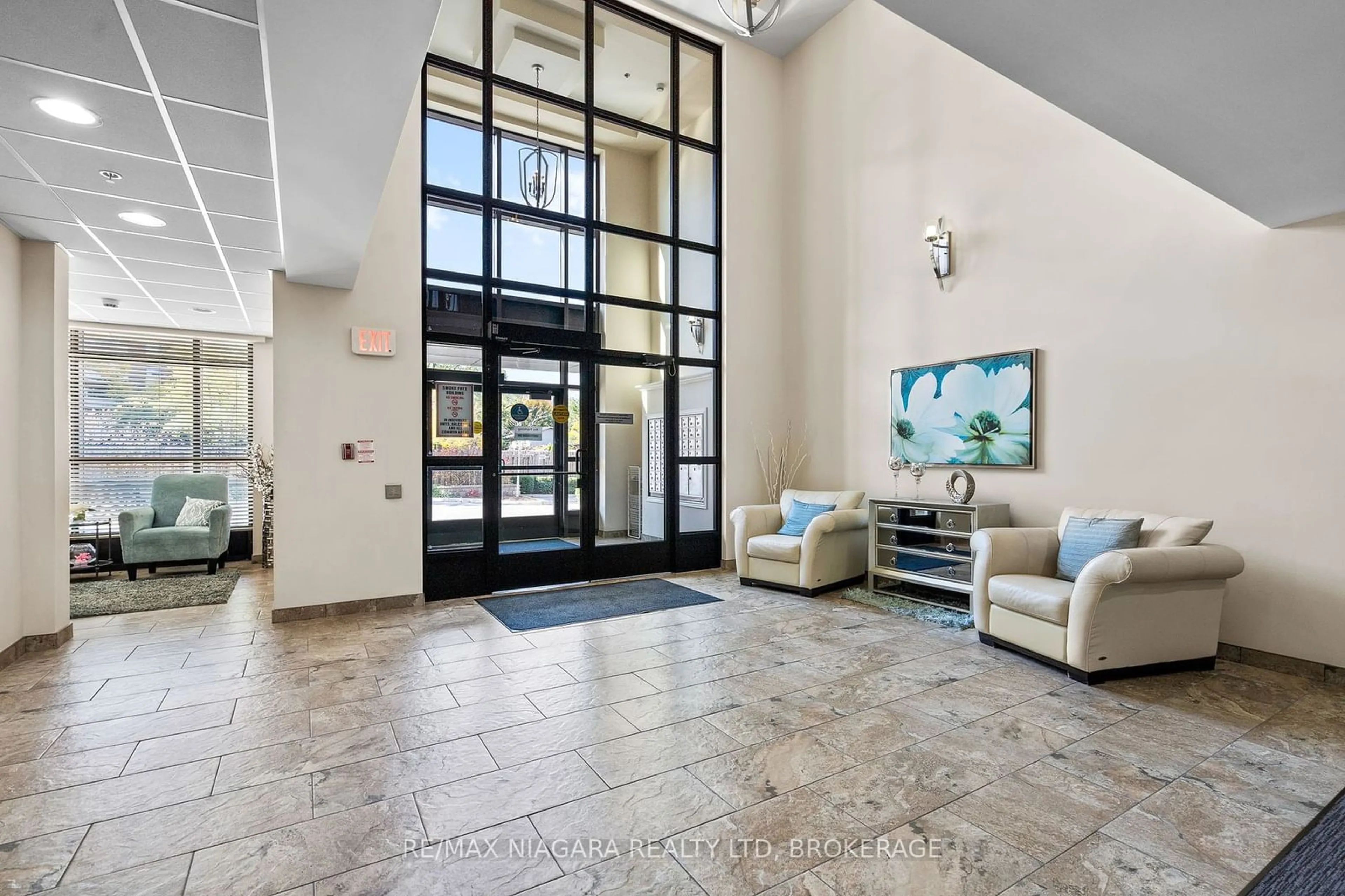 Indoor foyer for 379 SCOTT St #308, St. Catharines Ontario L2M 3W2