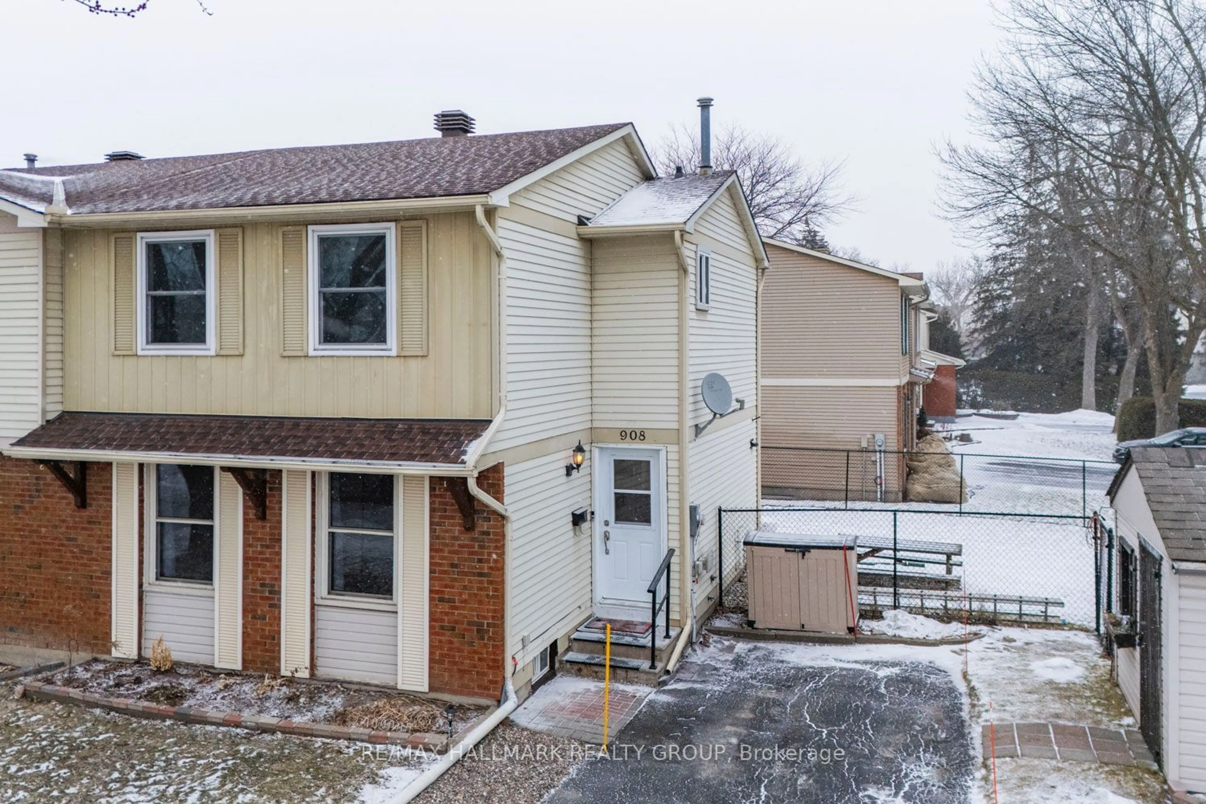 A pic from outside/outdoor area/front of a property/back of a property/a pic from drone, street for 908 Borland Dr, Orleans - Cumberland and Area Ontario K1E 1X6