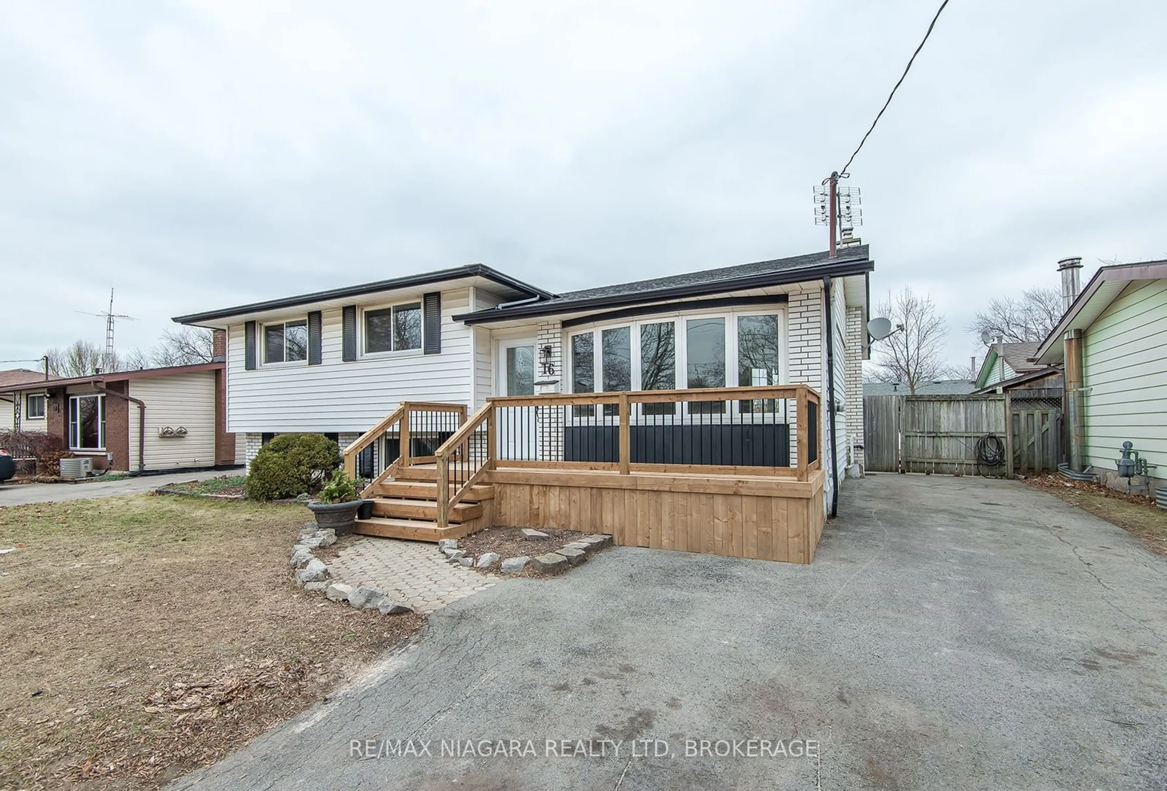 A pic from outside/outdoor area/front of a property/back of a property/a pic from drone, street for 16 Huntley Cres, St. Catharines Ontario L2M 6E7