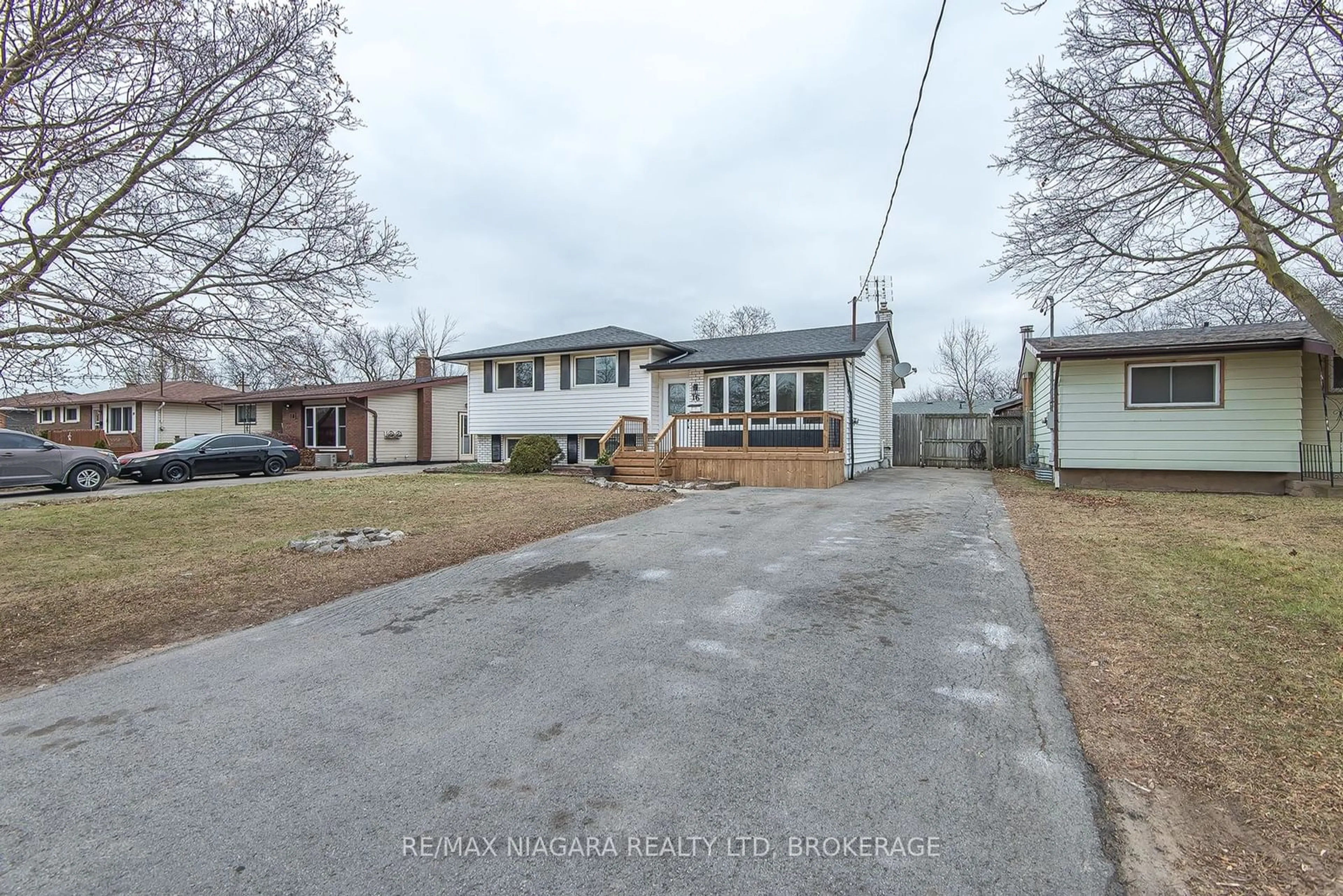 A pic from outside/outdoor area/front of a property/back of a property/a pic from drone, street for 16 Huntley Cres, St. Catharines Ontario L2M 6E7