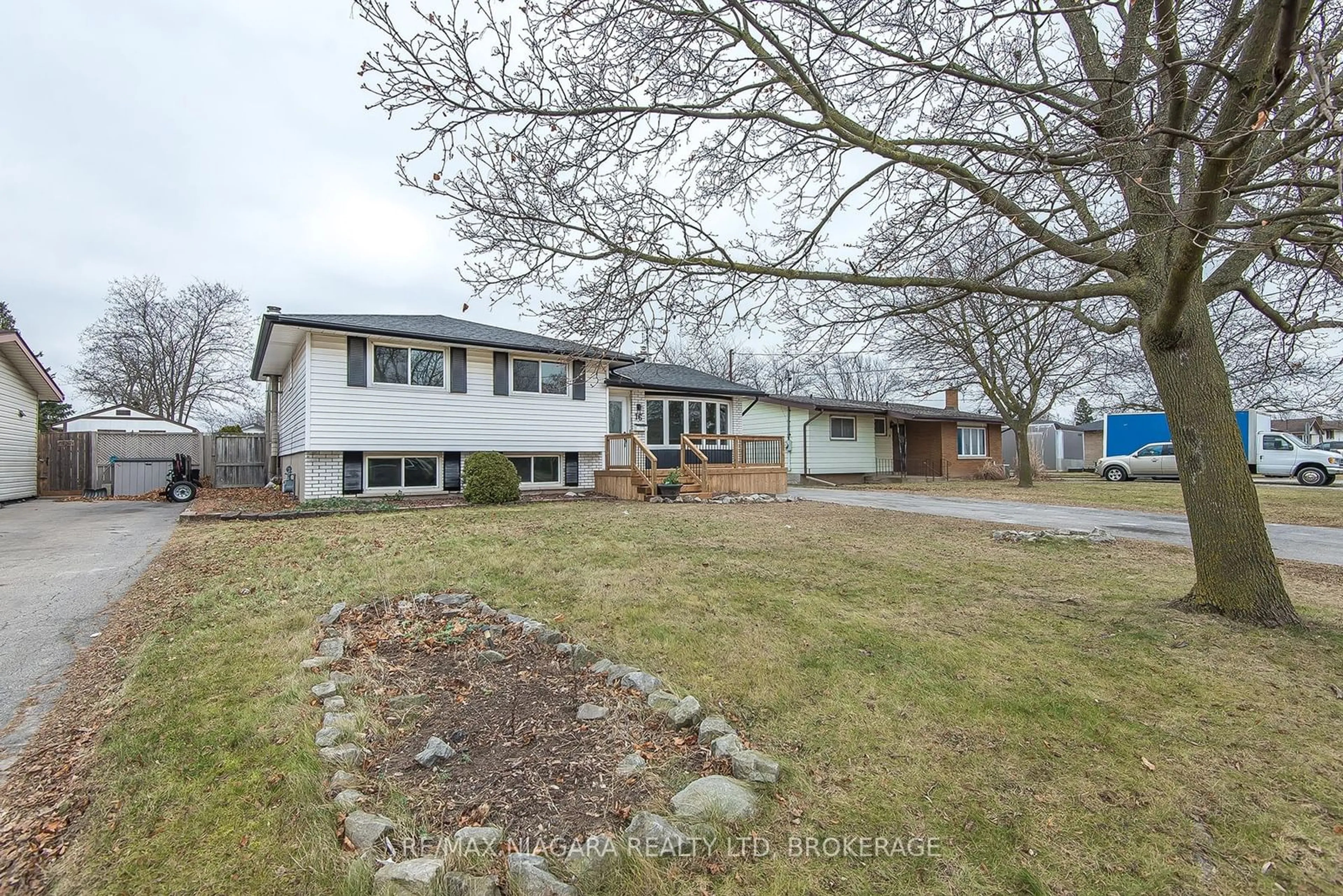 A pic from outside/outdoor area/front of a property/back of a property/a pic from drone, street for 16 Huntley Cres, St. Catharines Ontario L2M 6E7