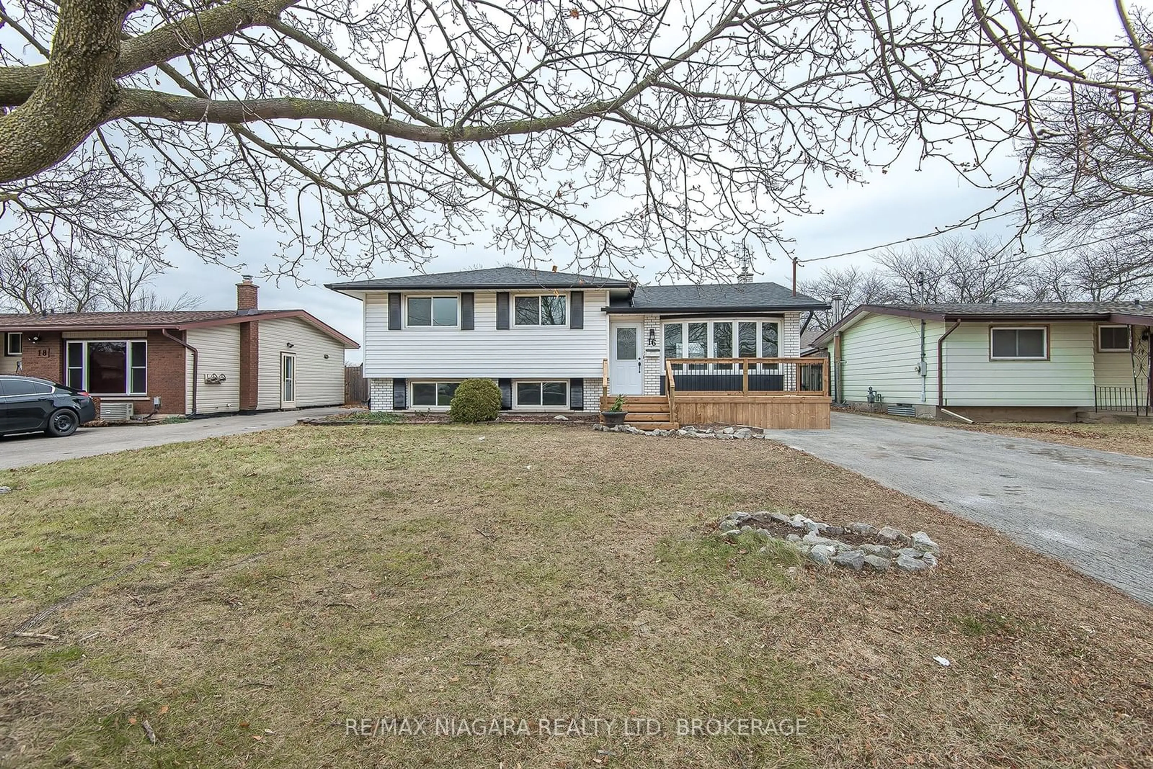 A pic from outside/outdoor area/front of a property/back of a property/a pic from drone, street for 16 Huntley Cres, St. Catharines Ontario L2M 6E7