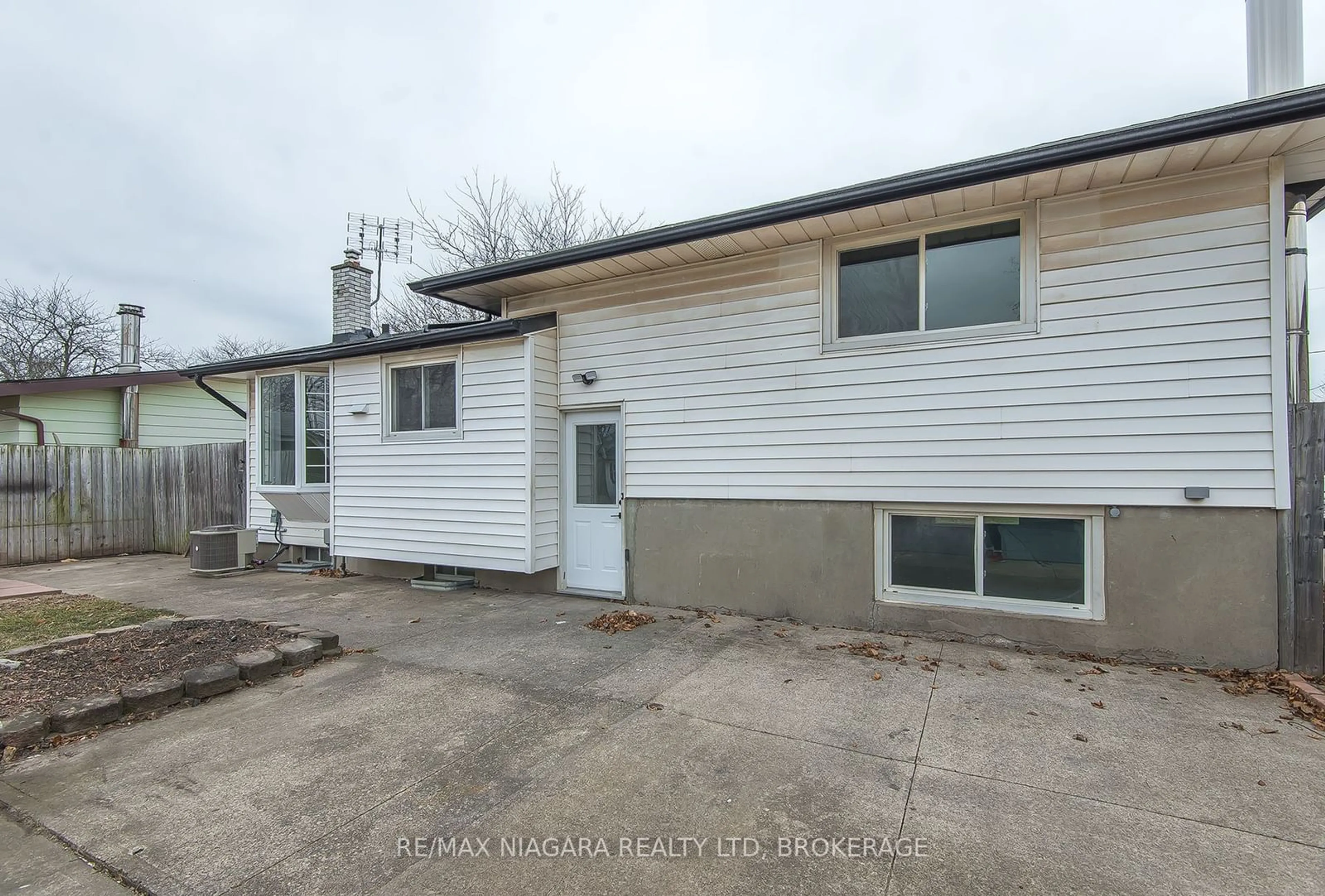 A pic from outside/outdoor area/front of a property/back of a property/a pic from drone, building for 16 Huntley Cres, St. Catharines Ontario L2M 6E7