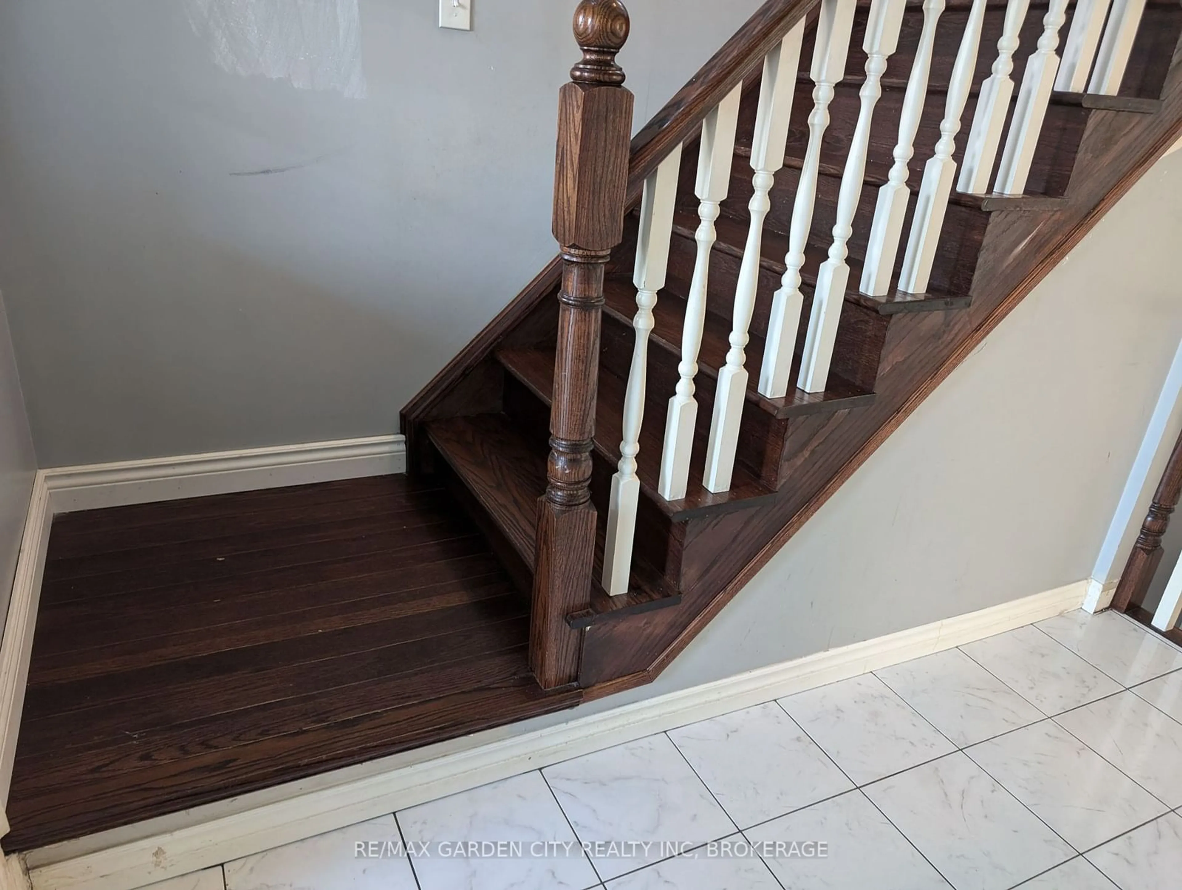 Stairs for 158 SUMMERS Dr, Thorold Ontario L2V 5A1