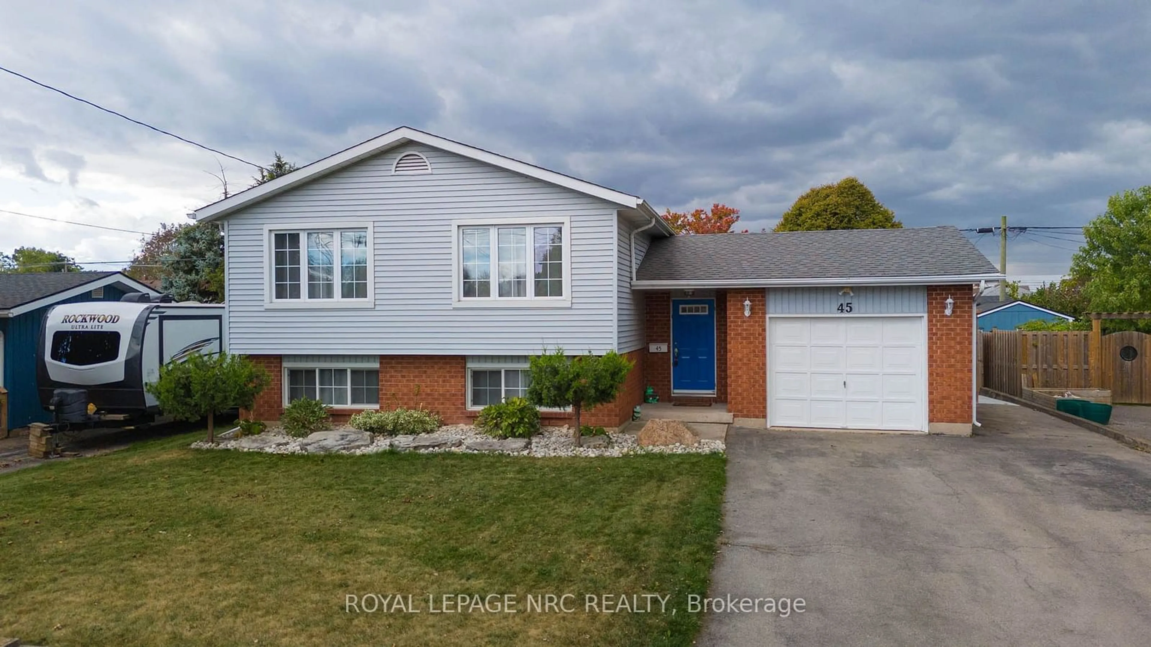 Home with vinyl exterior material, street for 45 KNOLL St, Port Colborne Ontario L3K 5A4