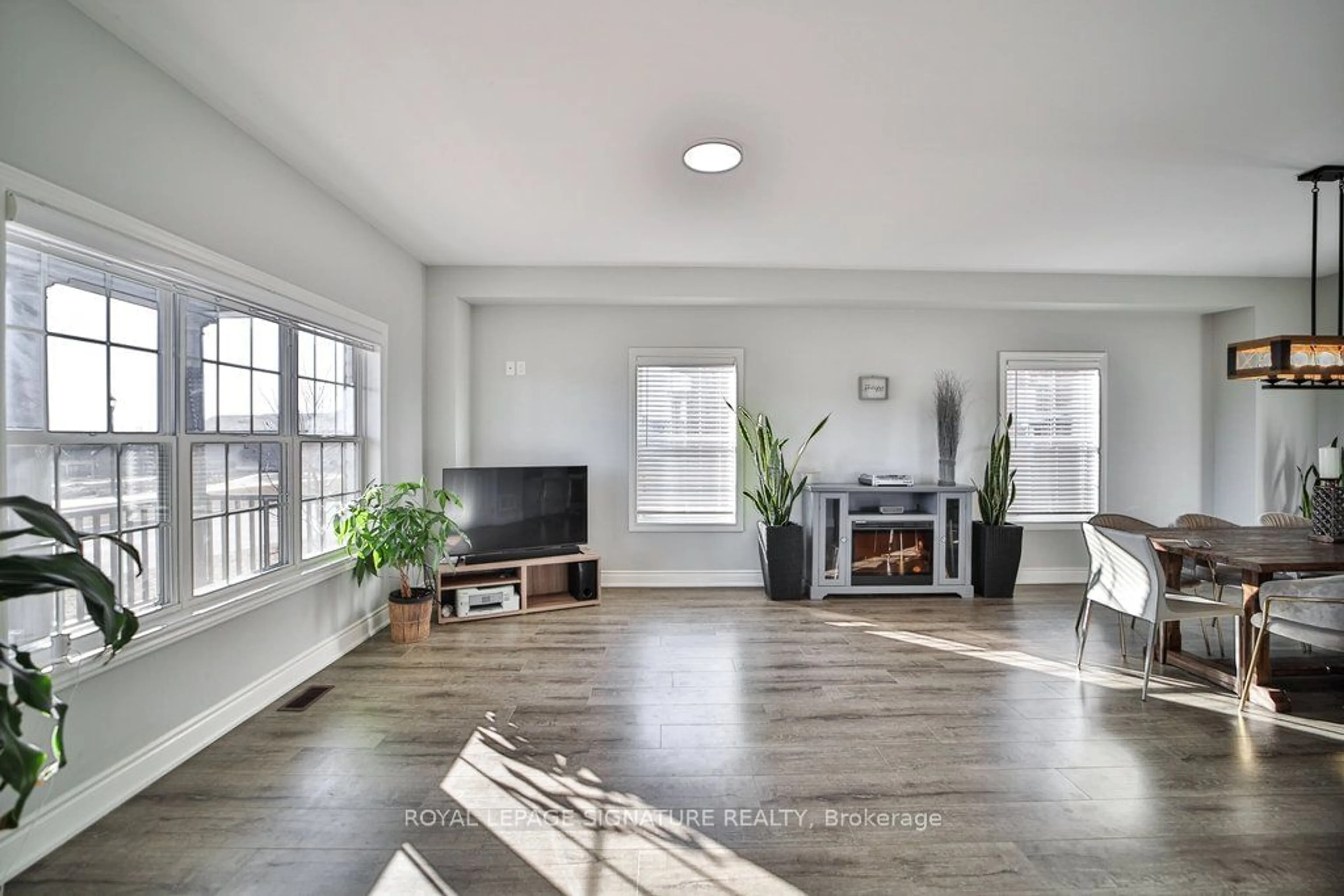 Living room with furniture, unknown for 872 John Fairhurst Blvd, Cobourg Ontario K9A 0L1