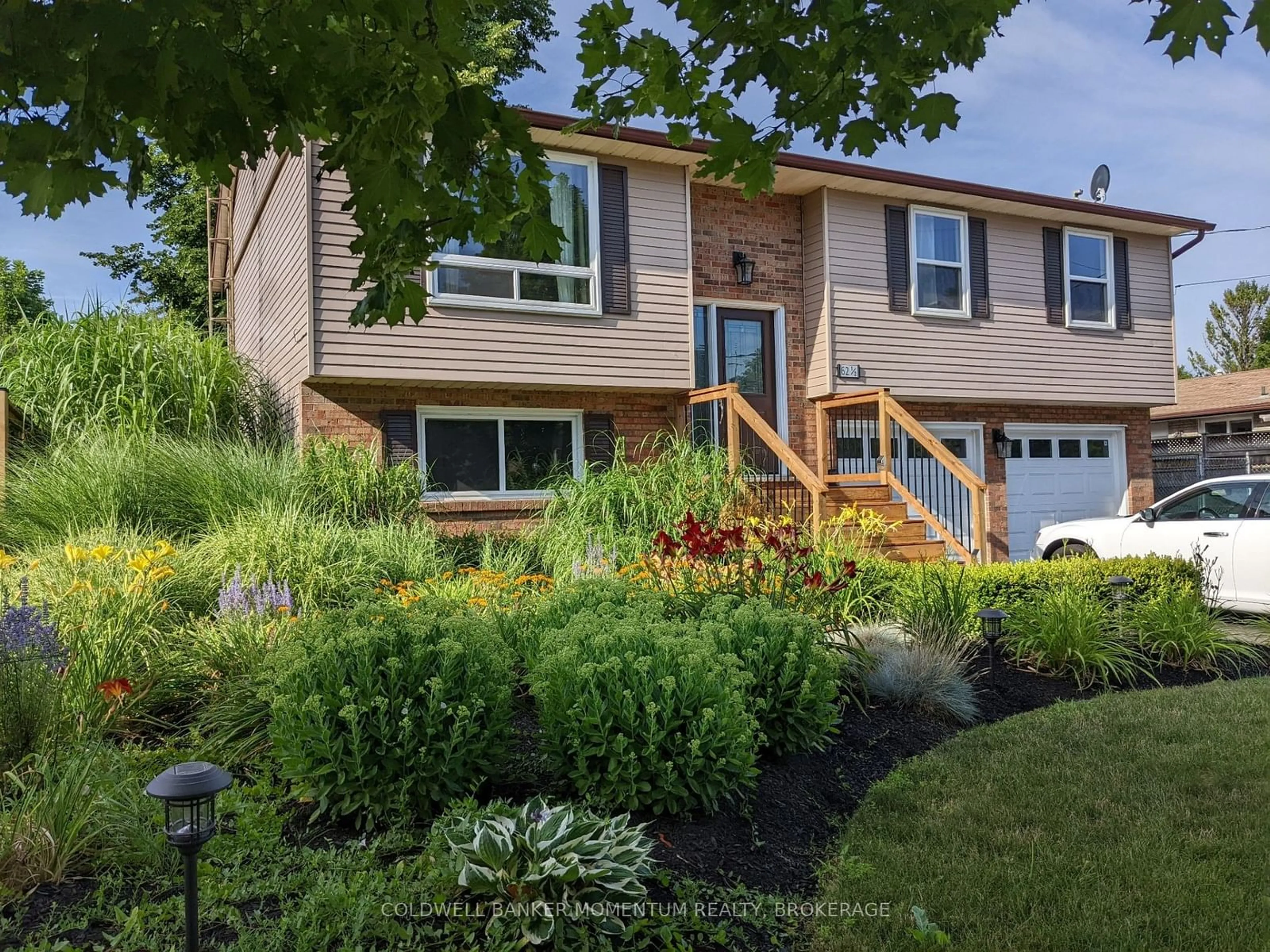 Home with vinyl exterior material, street for 62.5 Lakehurst Dr, St. Catharines Ontario L2N 4C2