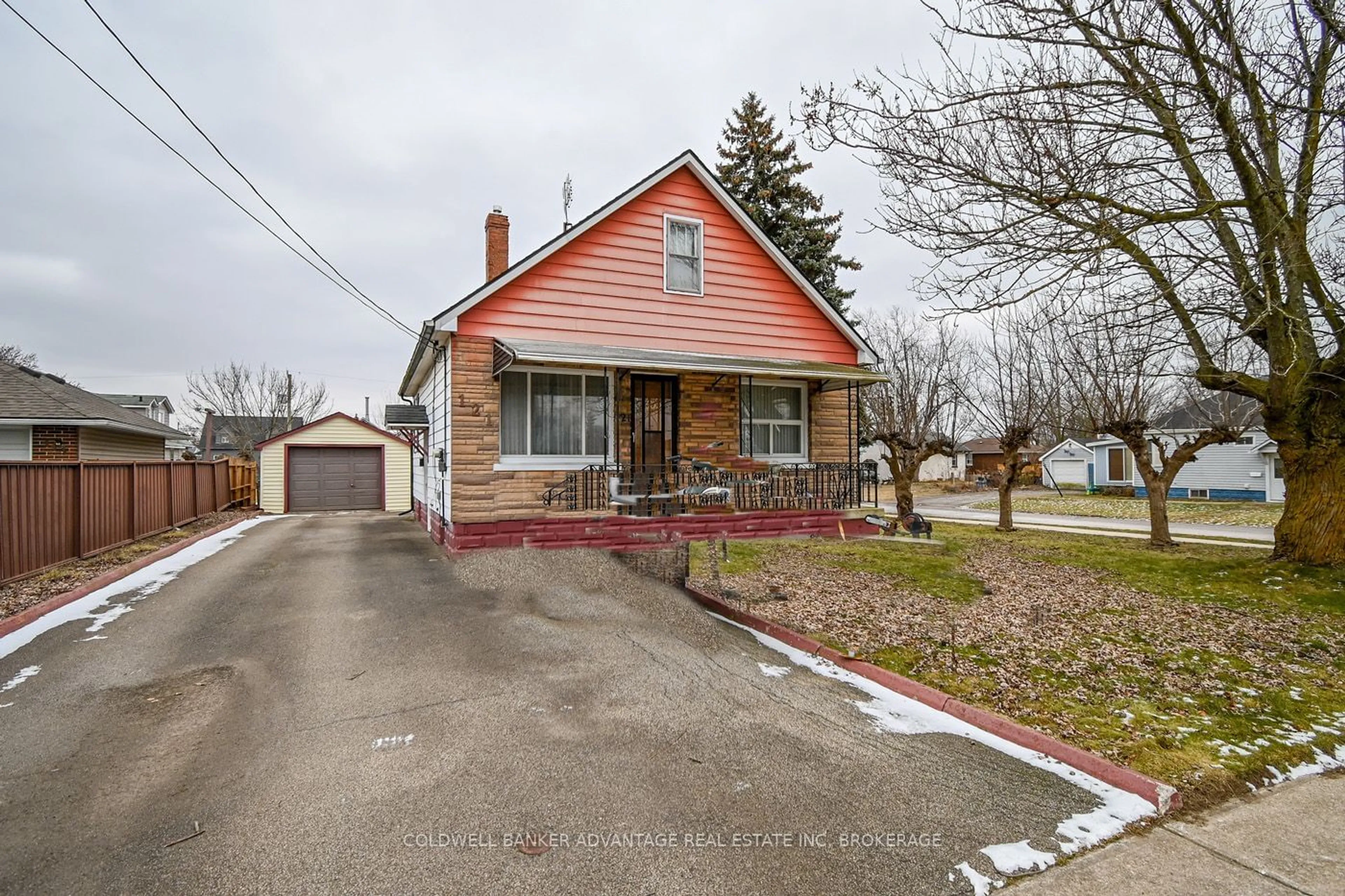 A pic from outside/outdoor area/front of a property/back of a property/a pic from drone, street for 121 St. Augustine Ave, Welland Ontario L3C 2K8