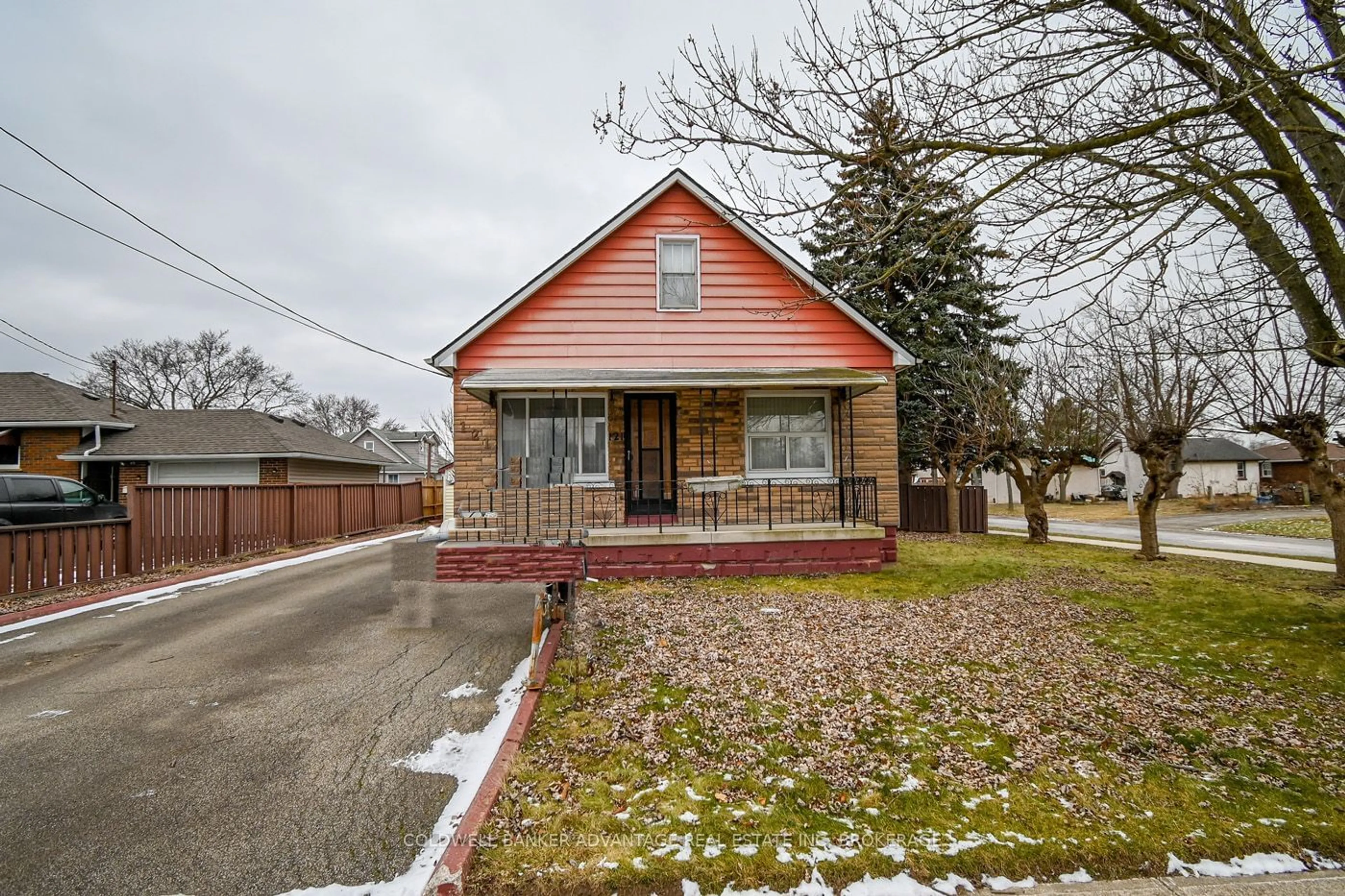 Home with brick exterior material, street for 121 St. Augustine Ave, Welland Ontario L3C 2K8