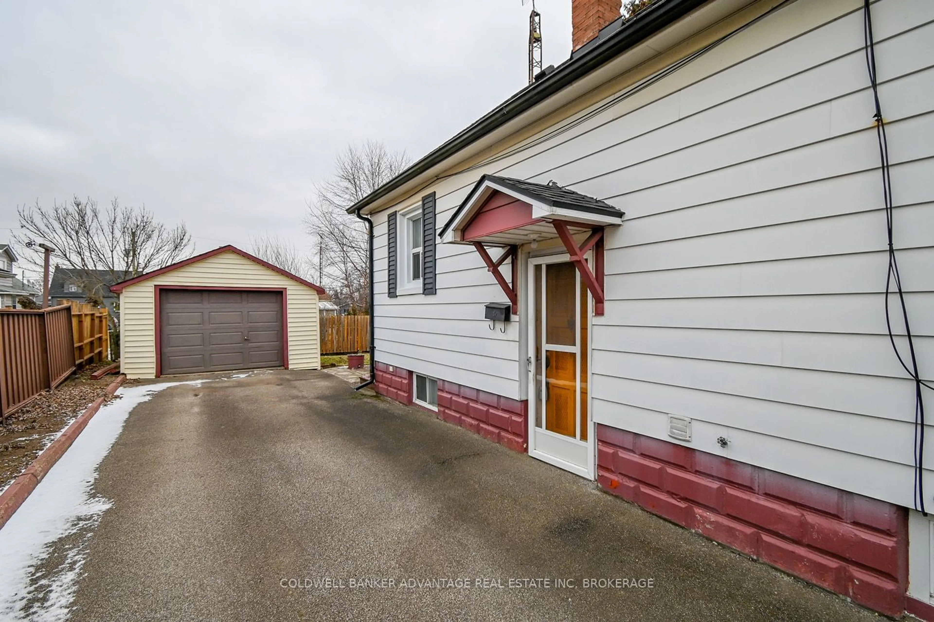 A pic from outside/outdoor area/front of a property/back of a property/a pic from drone, street for 121 St. Augustine Ave, Welland Ontario L3C 2K8