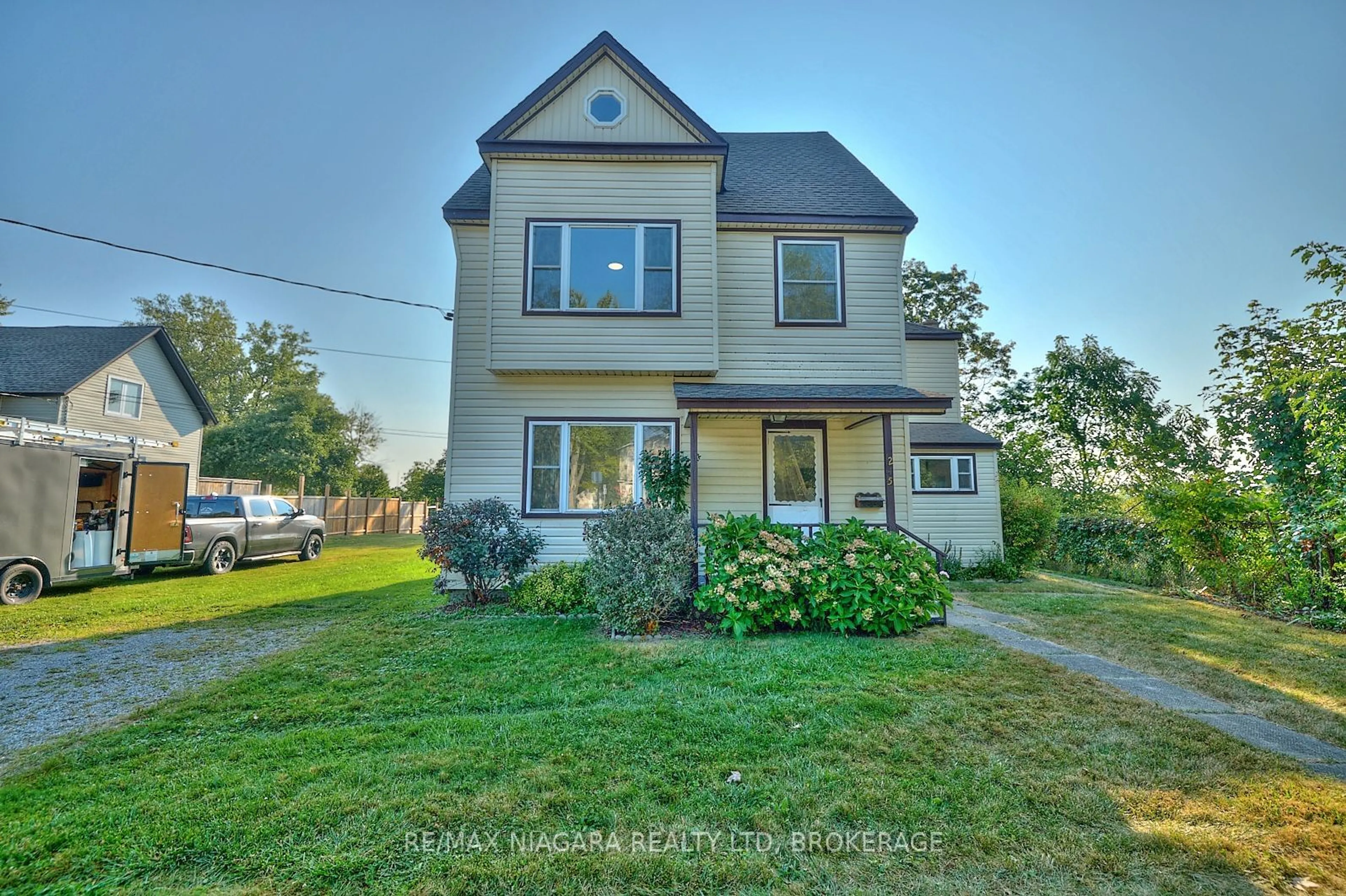 A pic from outside/outdoor area/front of a property/back of a property/a pic from drone, street for 245 STANTON St, Fort Erie Ontario L2A 3N8