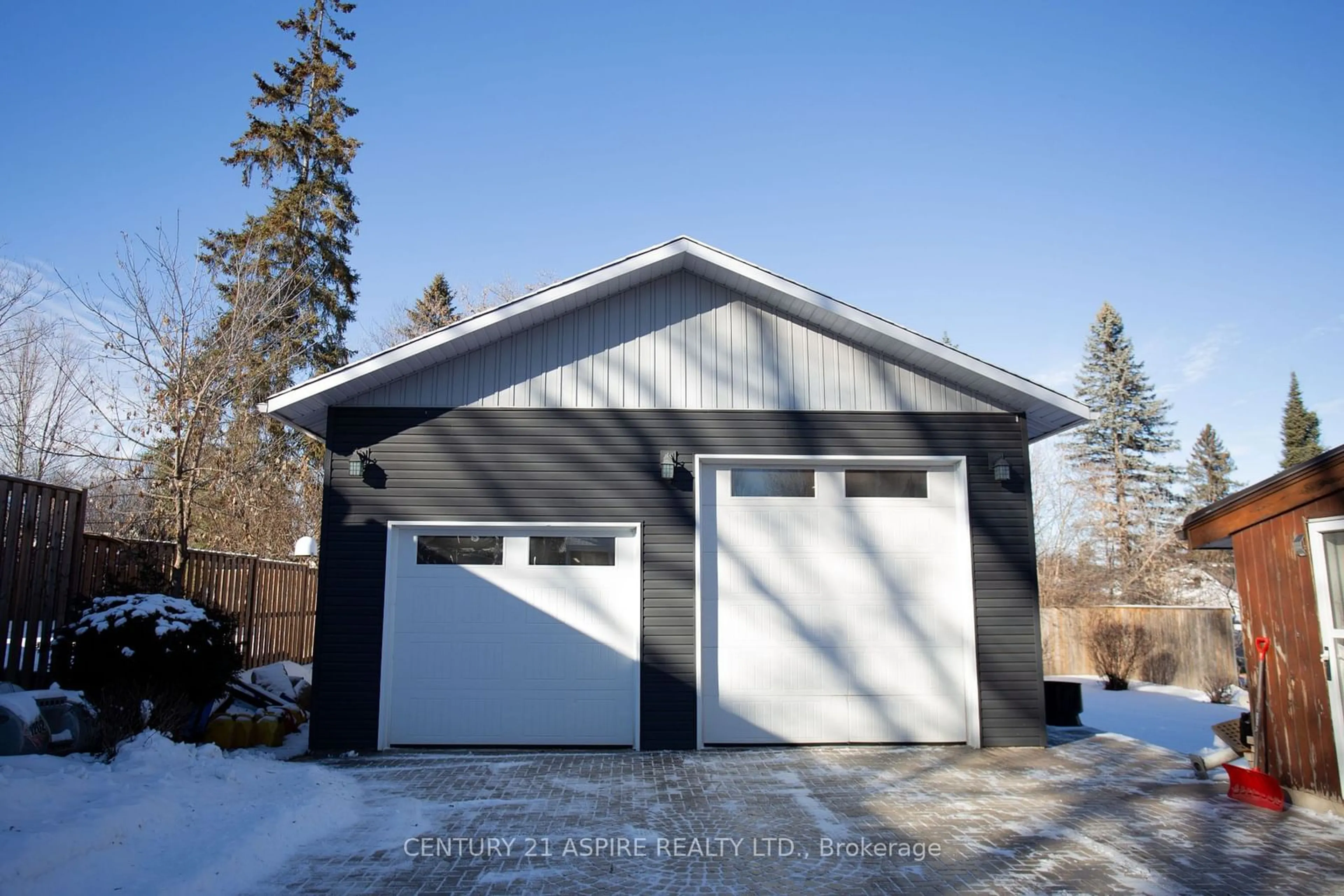 Indoor garage for 336 Trafalgar Rd, Pembroke Ontario K8A 5A9