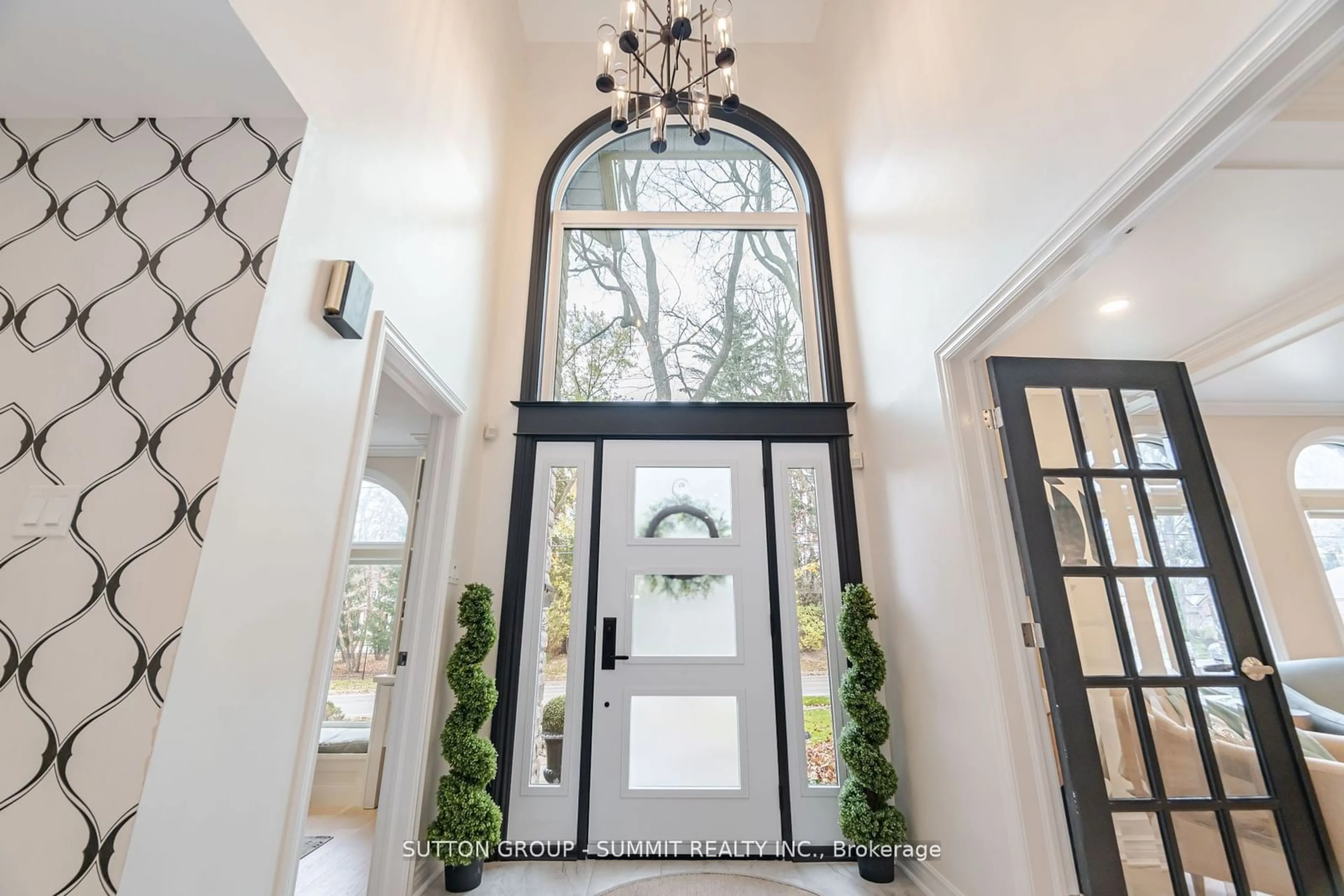 Indoor entryway for 168 Lovers Lane, Hamilton Ontario L9G 1G8