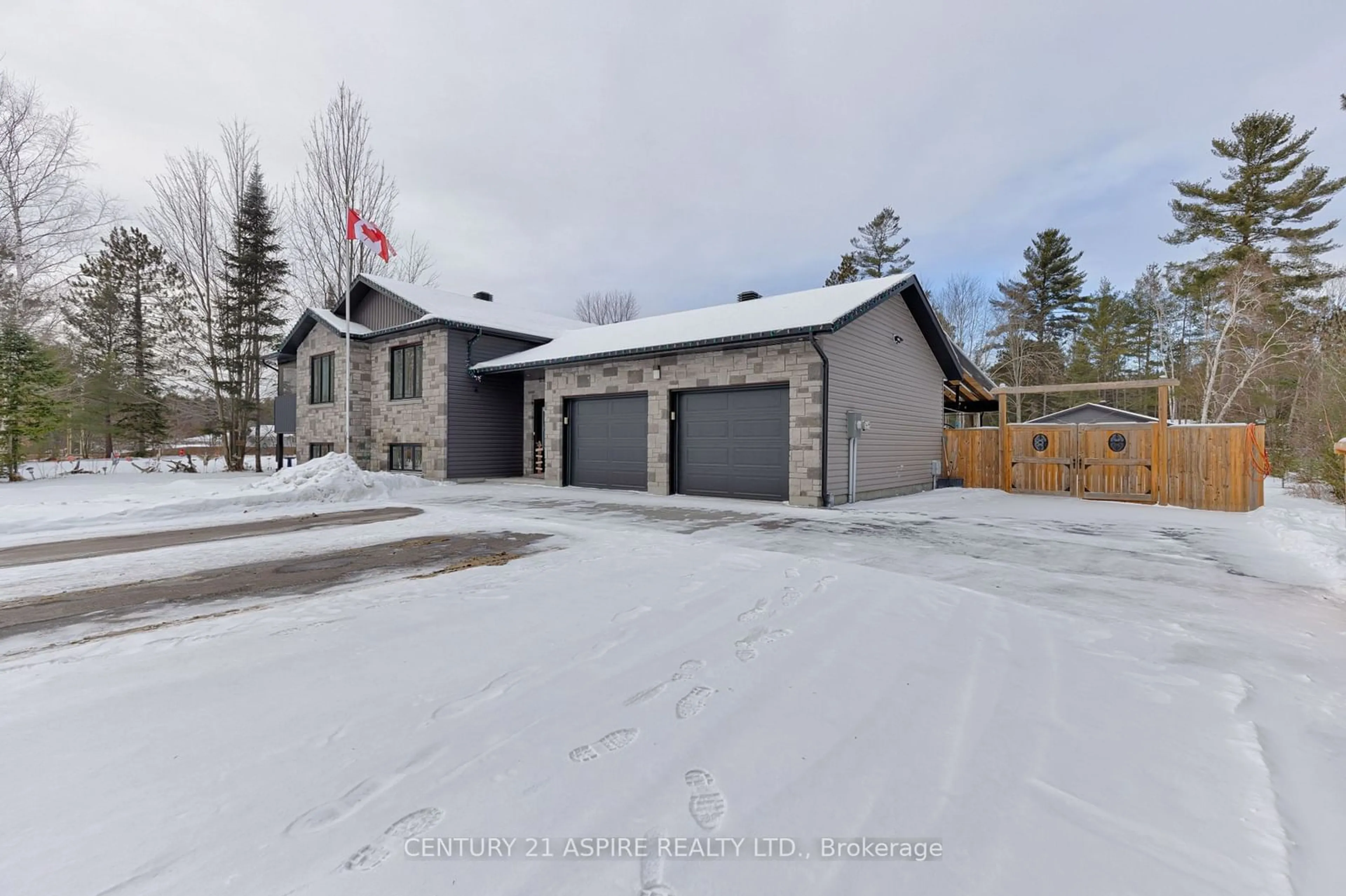 Indoor garage for 296 Black Bay Rd, Petawawa Ontario K8H 2W8