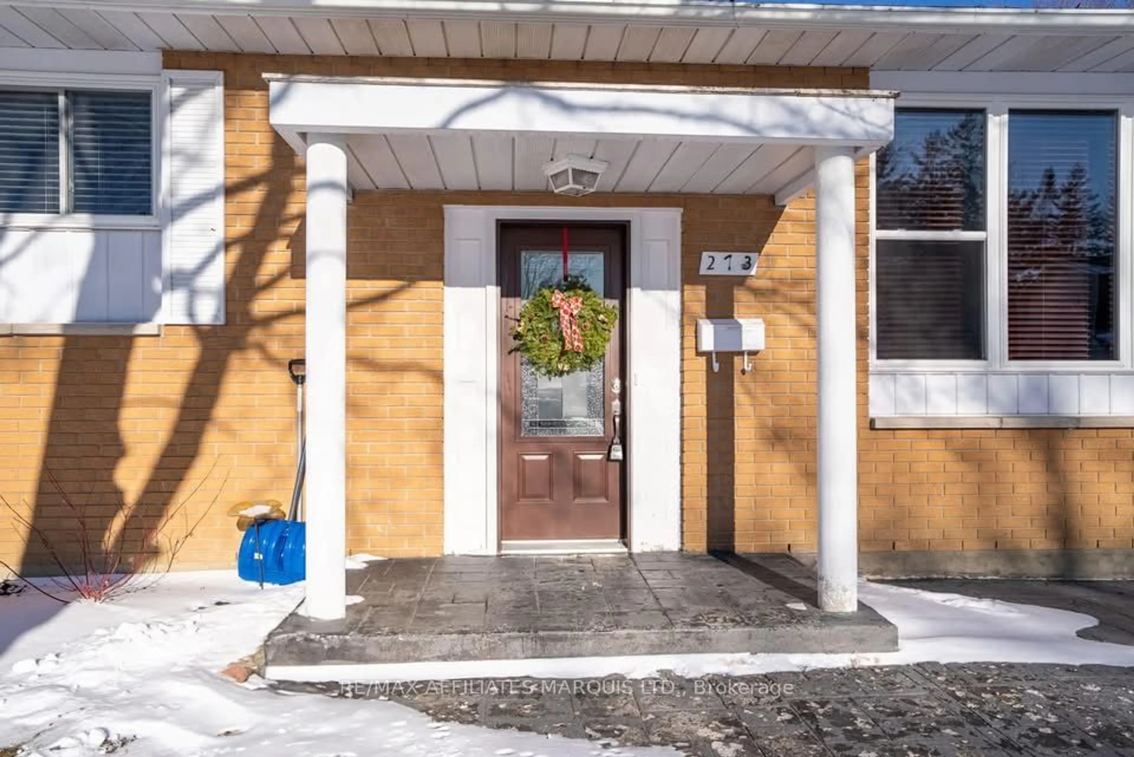 Indoor entryway for 273 Meadowvale Cres, Cornwall Ontario K6J 5K6