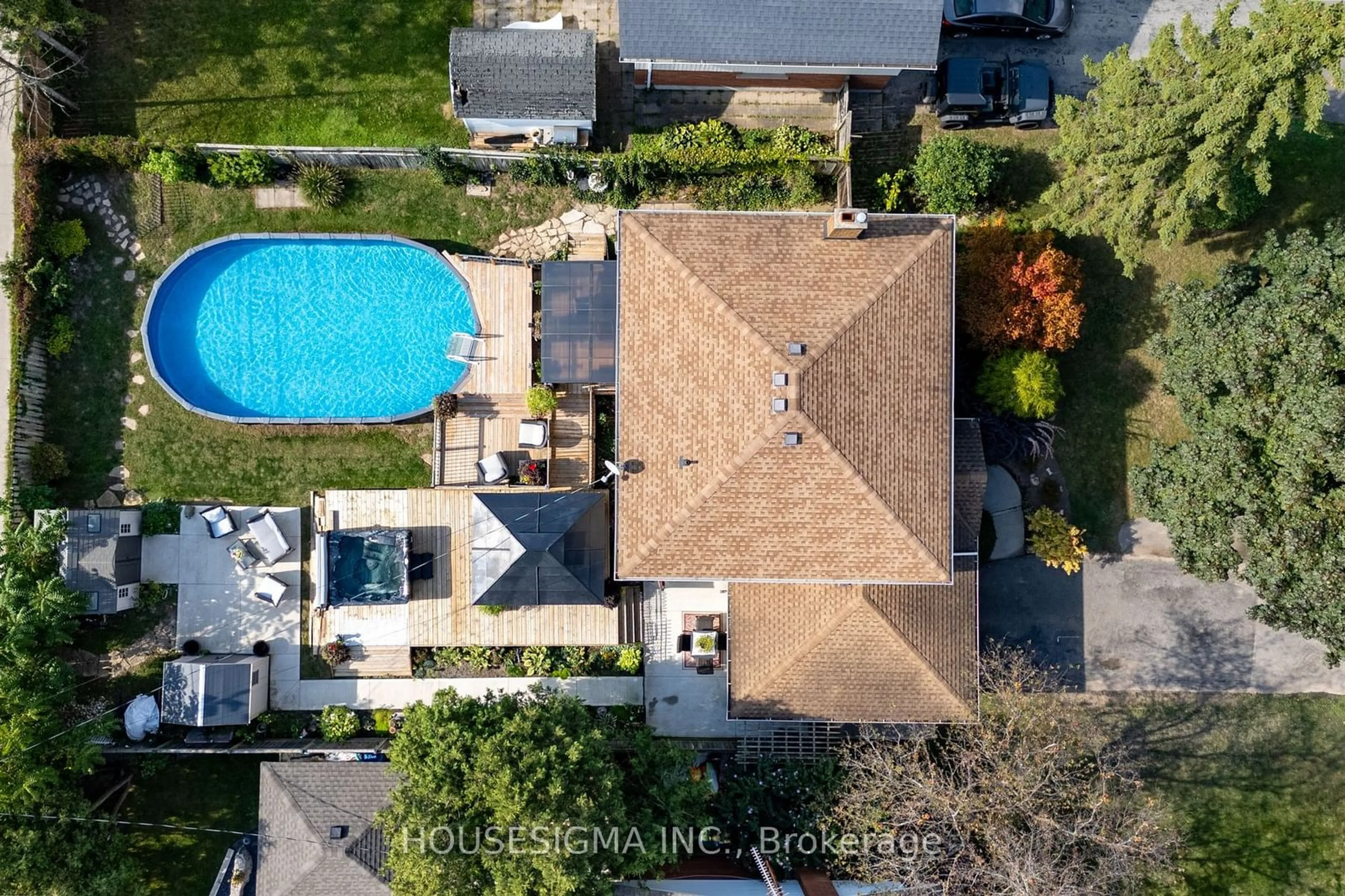 A pic from outside/outdoor area/front of a property/back of a property/a pic from drone, street for 19 Claremount Circ, Welland Ontario L3C 2P4