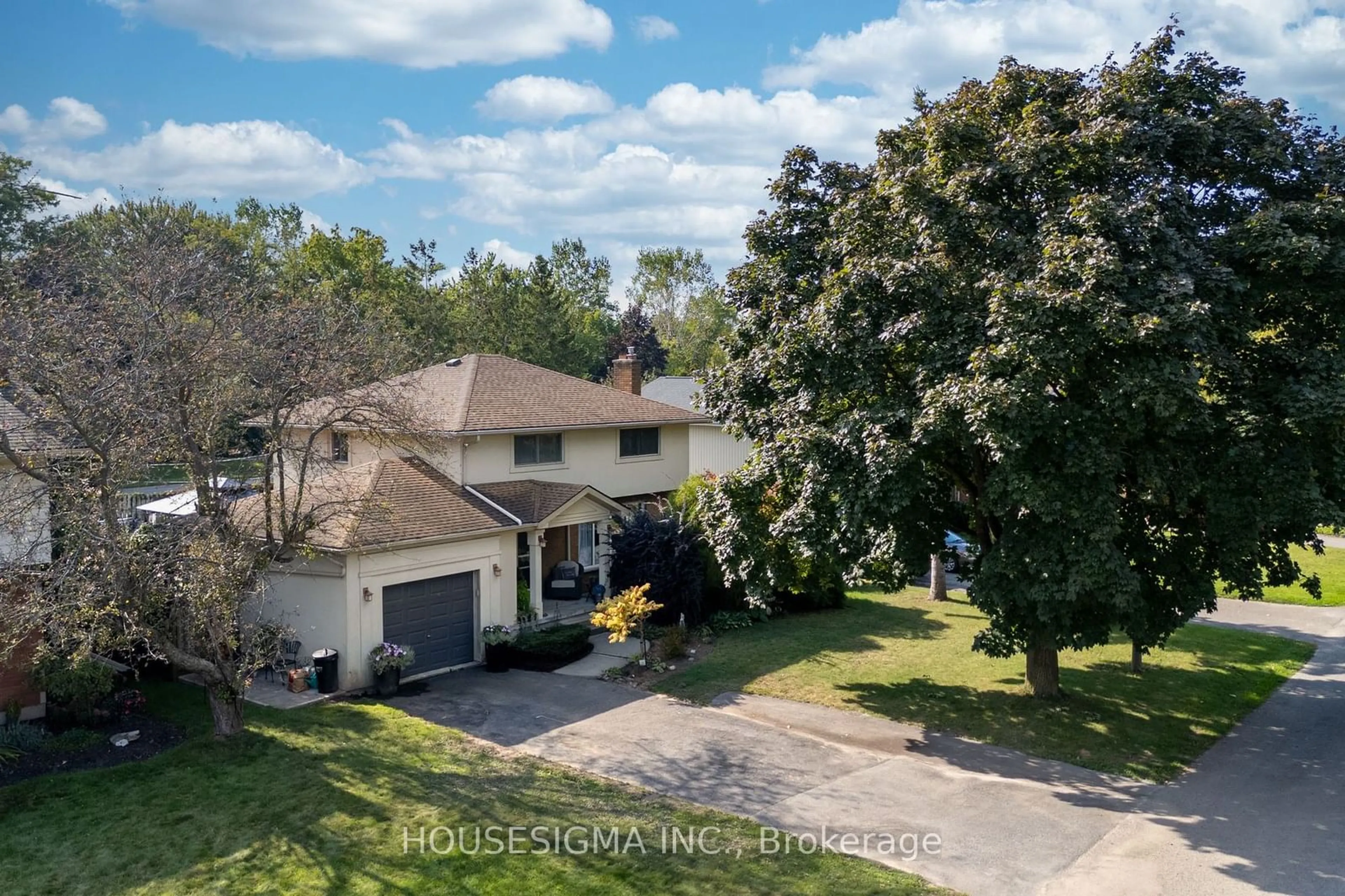 A pic from outside/outdoor area/front of a property/back of a property/a pic from drone, unknown for 19 Claremount Circ, Welland Ontario L3C 2P4