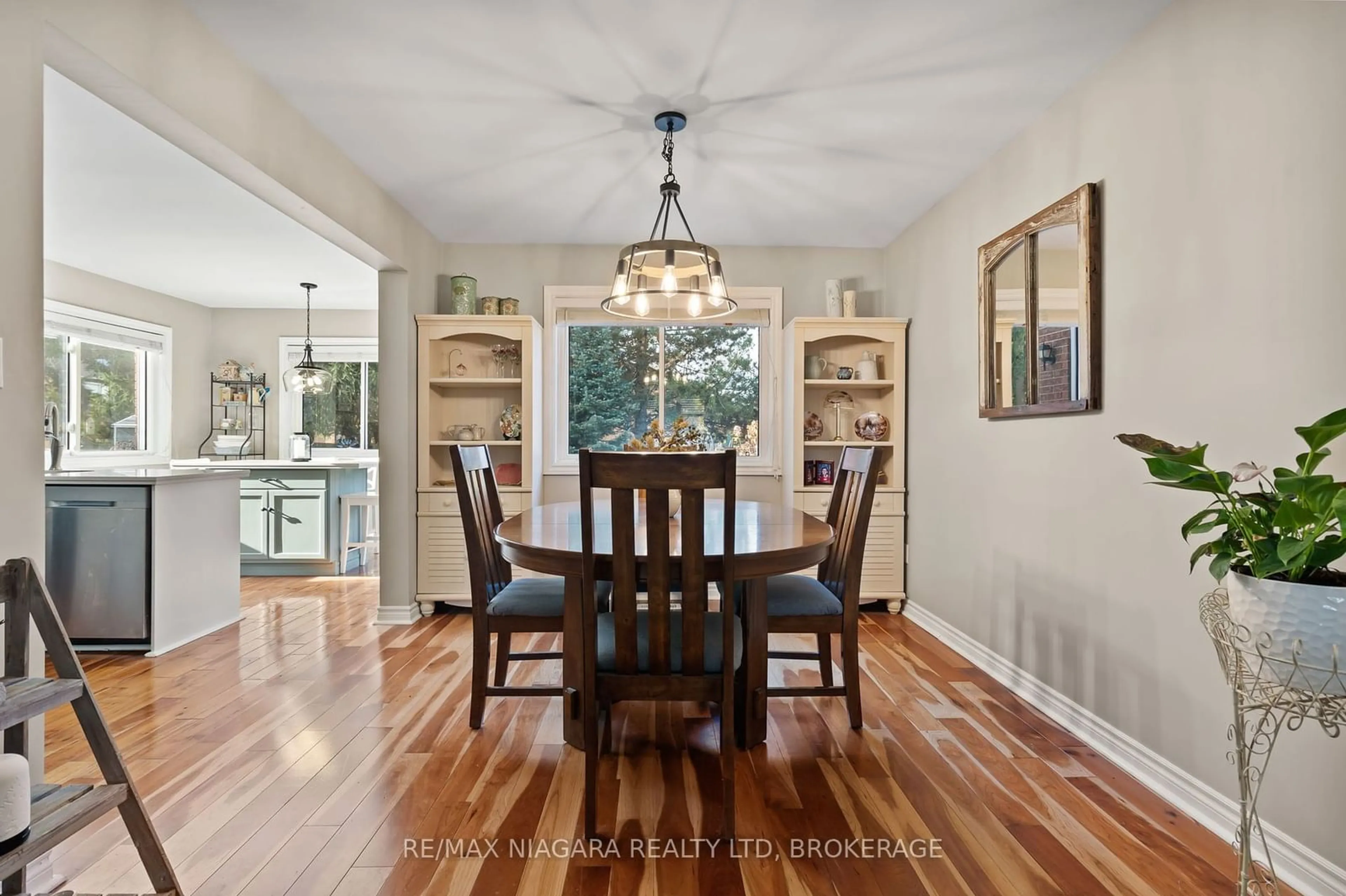 Dining room, wood/laminate floor for 7447 MONASTERY Dr, Niagara Falls Ontario L2H 3A6