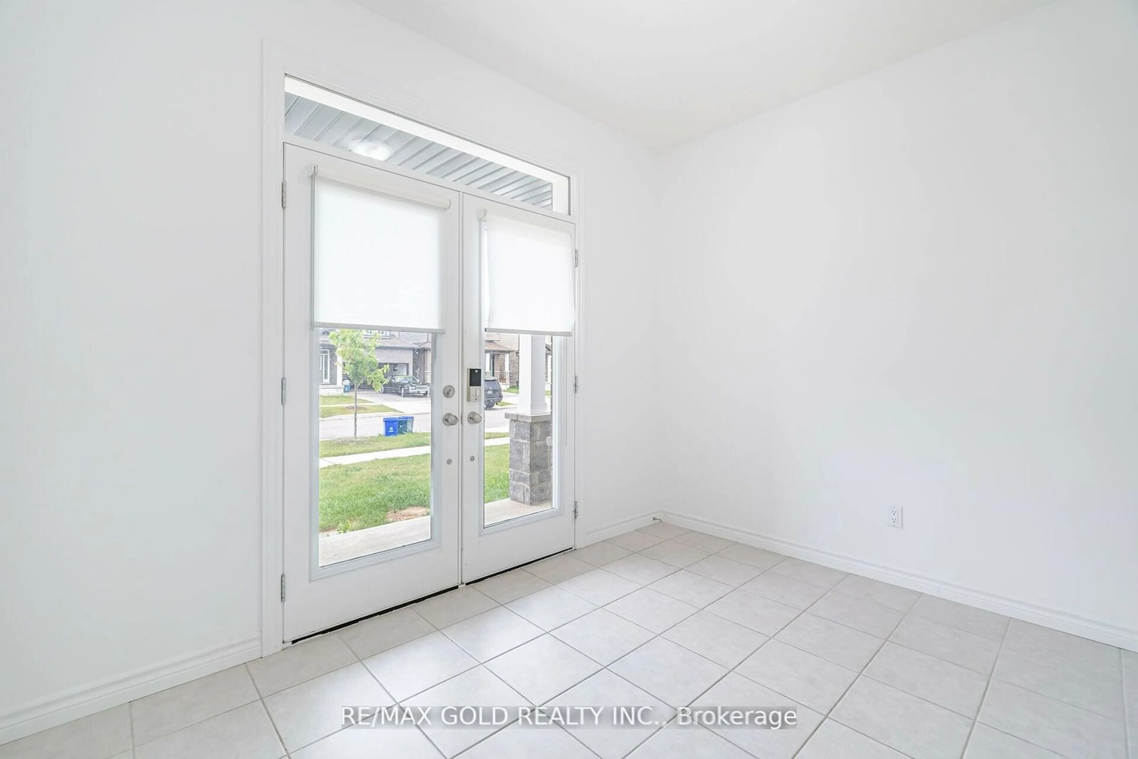 Indoor entryway for 46 Beauchamp Dr, Cambridge Ontario N1S 0A8