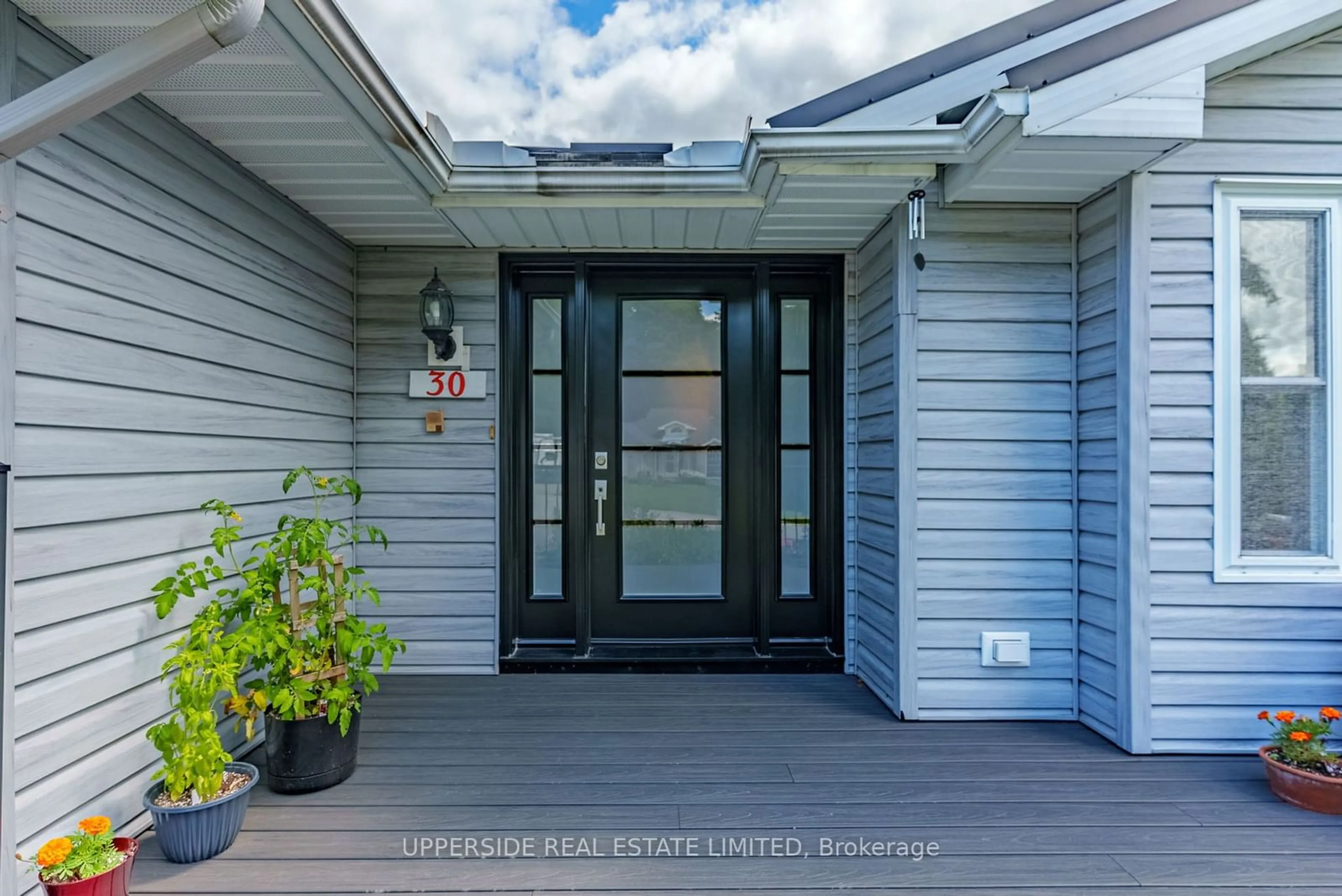 Indoor entryway for 30 GLENWOOD Dr, Huntsville Ontario P1H 1B6