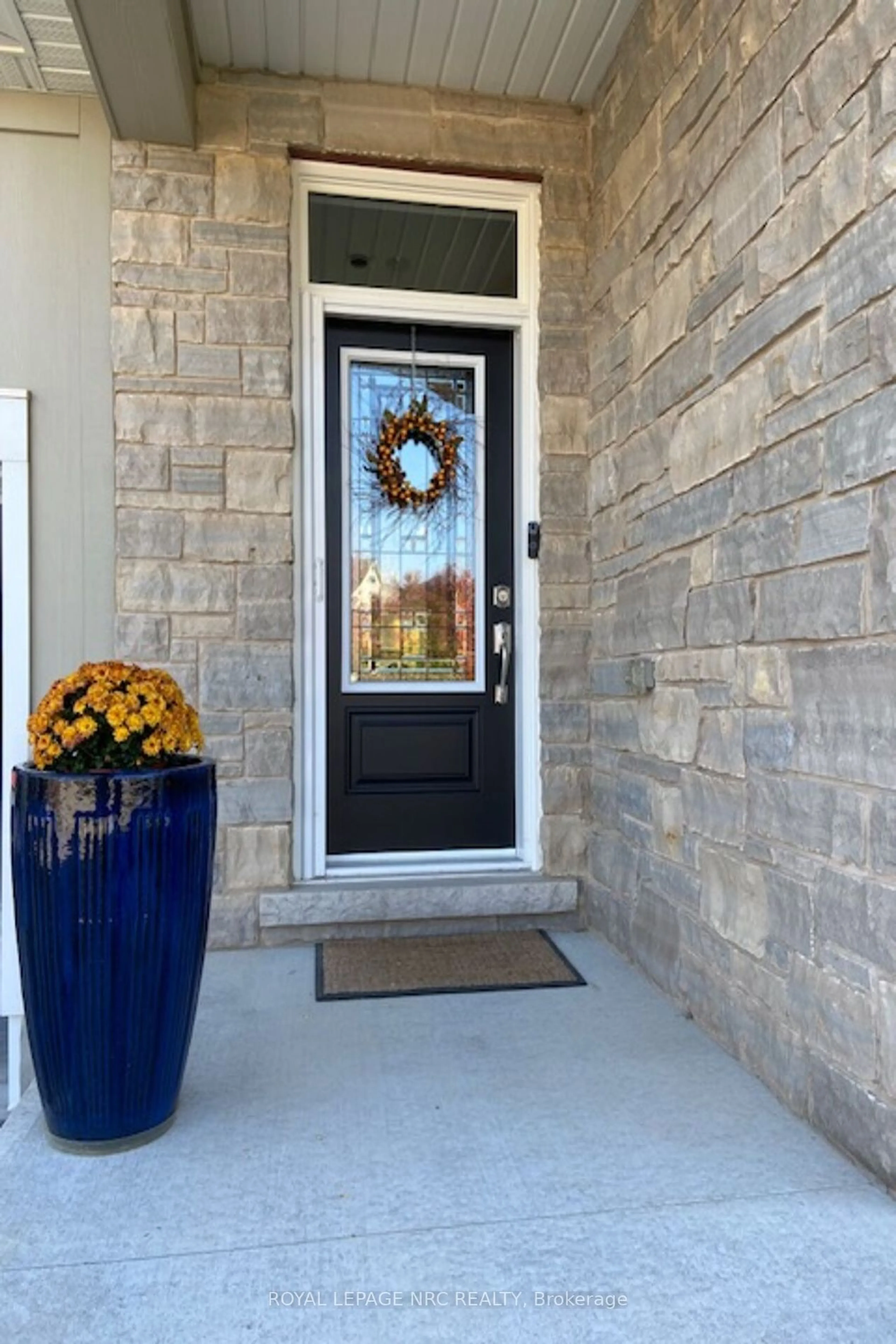 Indoor entryway for 17 Stoneridge Cres, Niagara-on-the-Lake Ontario L0S 1J1