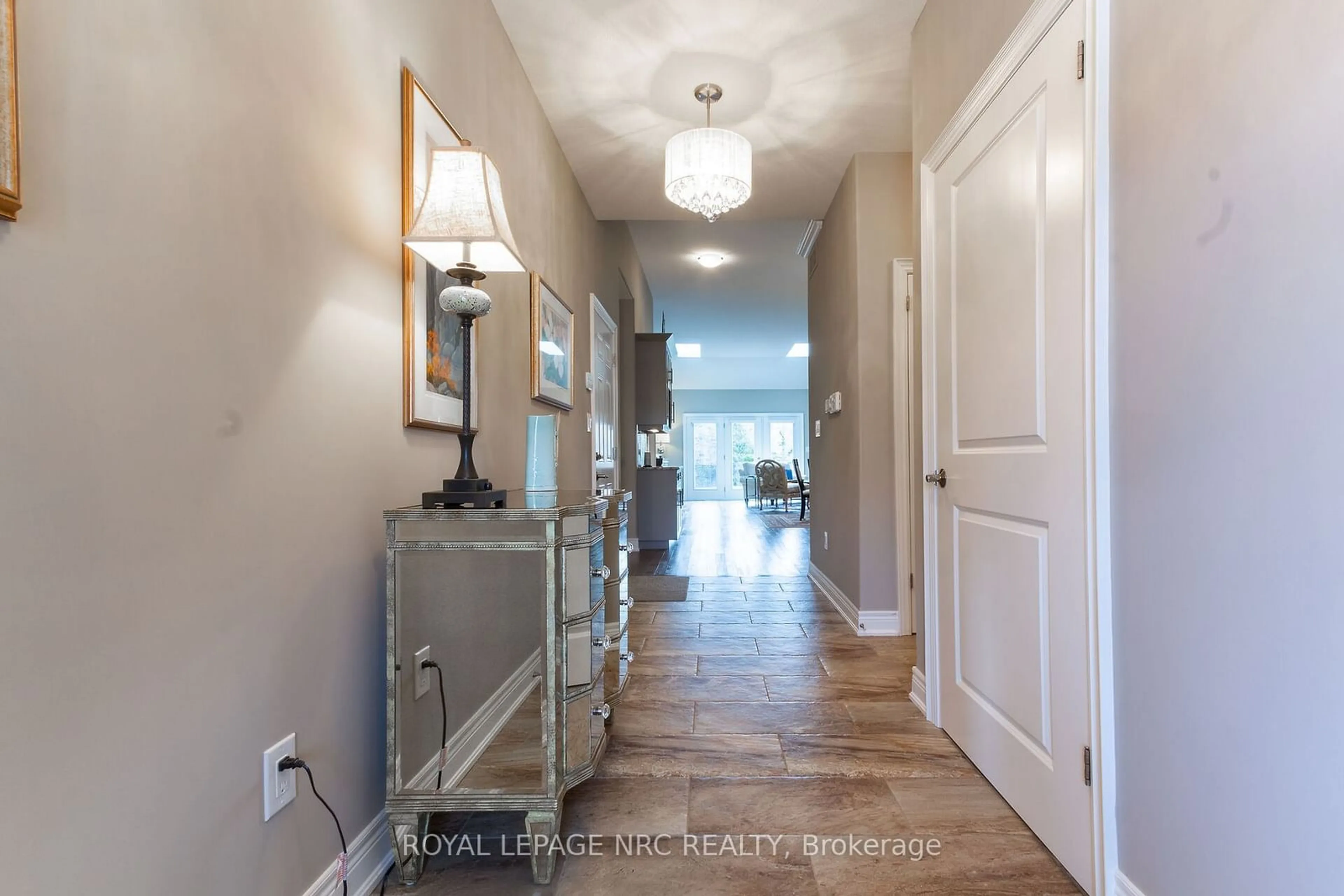 Indoor entryway for 17 Stoneridge Cres, Niagara-on-the-Lake Ontario L0S 1J1