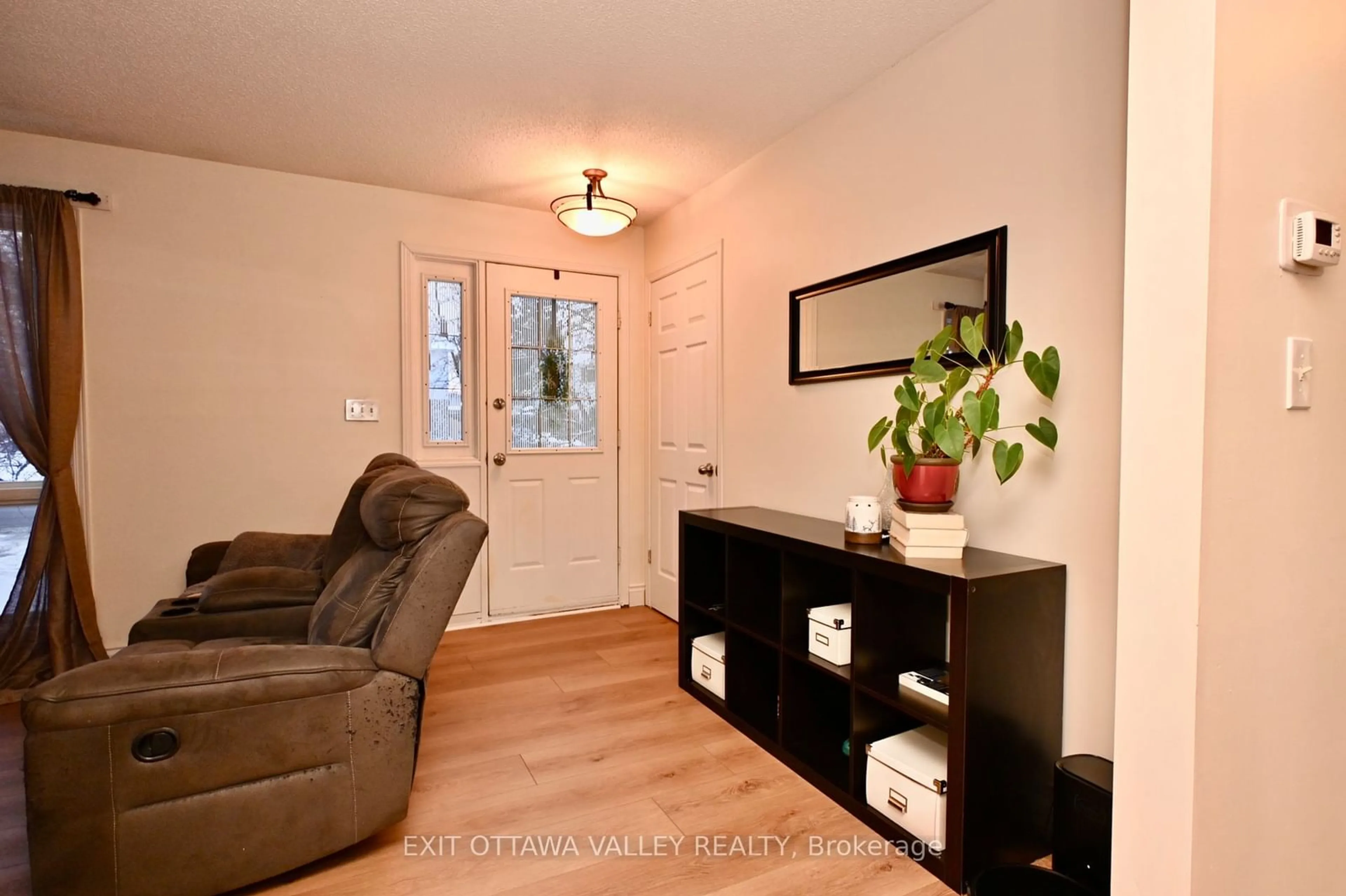 Indoor entryway for 183 Cecil St, Pembroke Ontario K8A 8G7