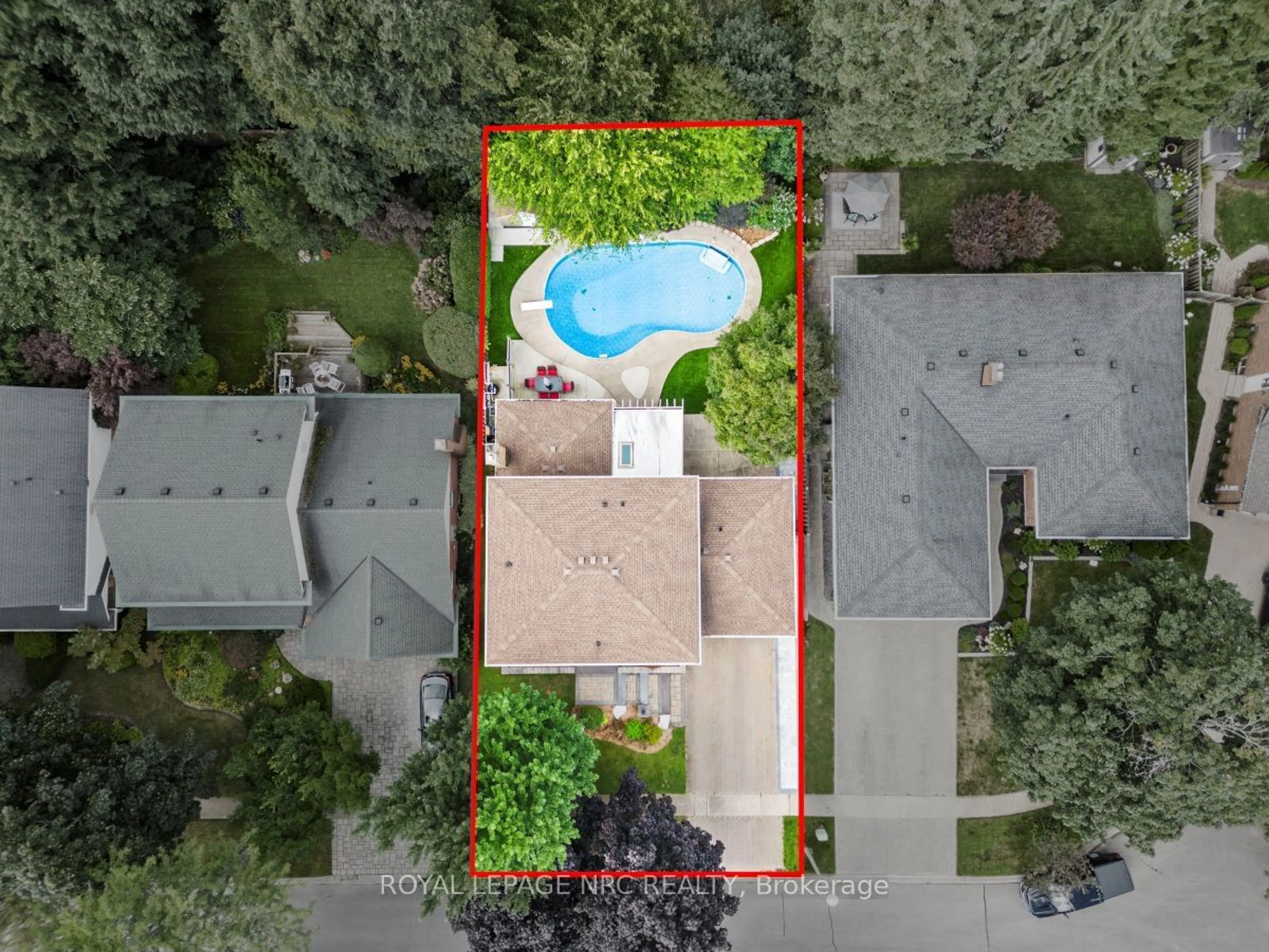 A pic from outside/outdoor area/front of a property/back of a property/a pic from drone, street for 46 Millbridge Cres, Pelham Ontario L0S 1E1