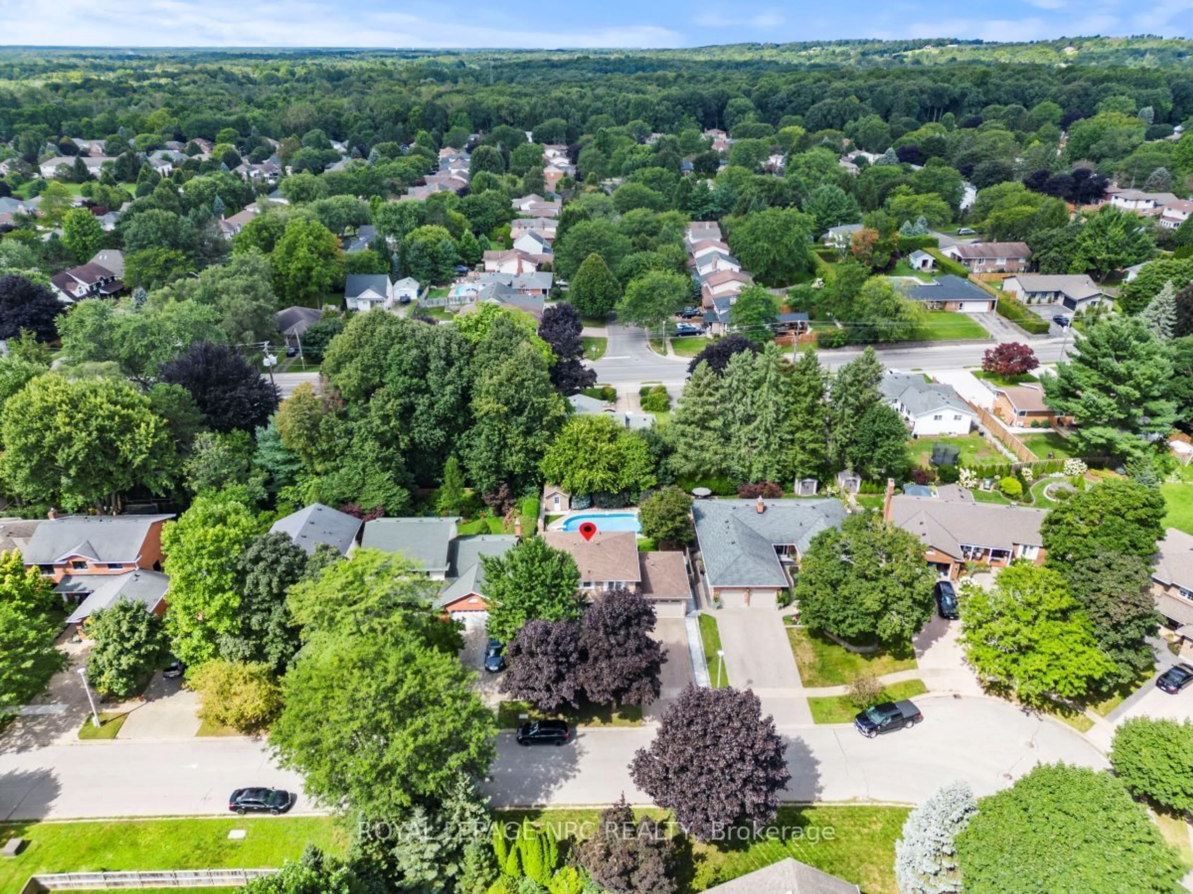 A pic from outside/outdoor area/front of a property/back of a property/a pic from drone, street for 46 Millbridge Cres, Pelham Ontario L0S 1E1