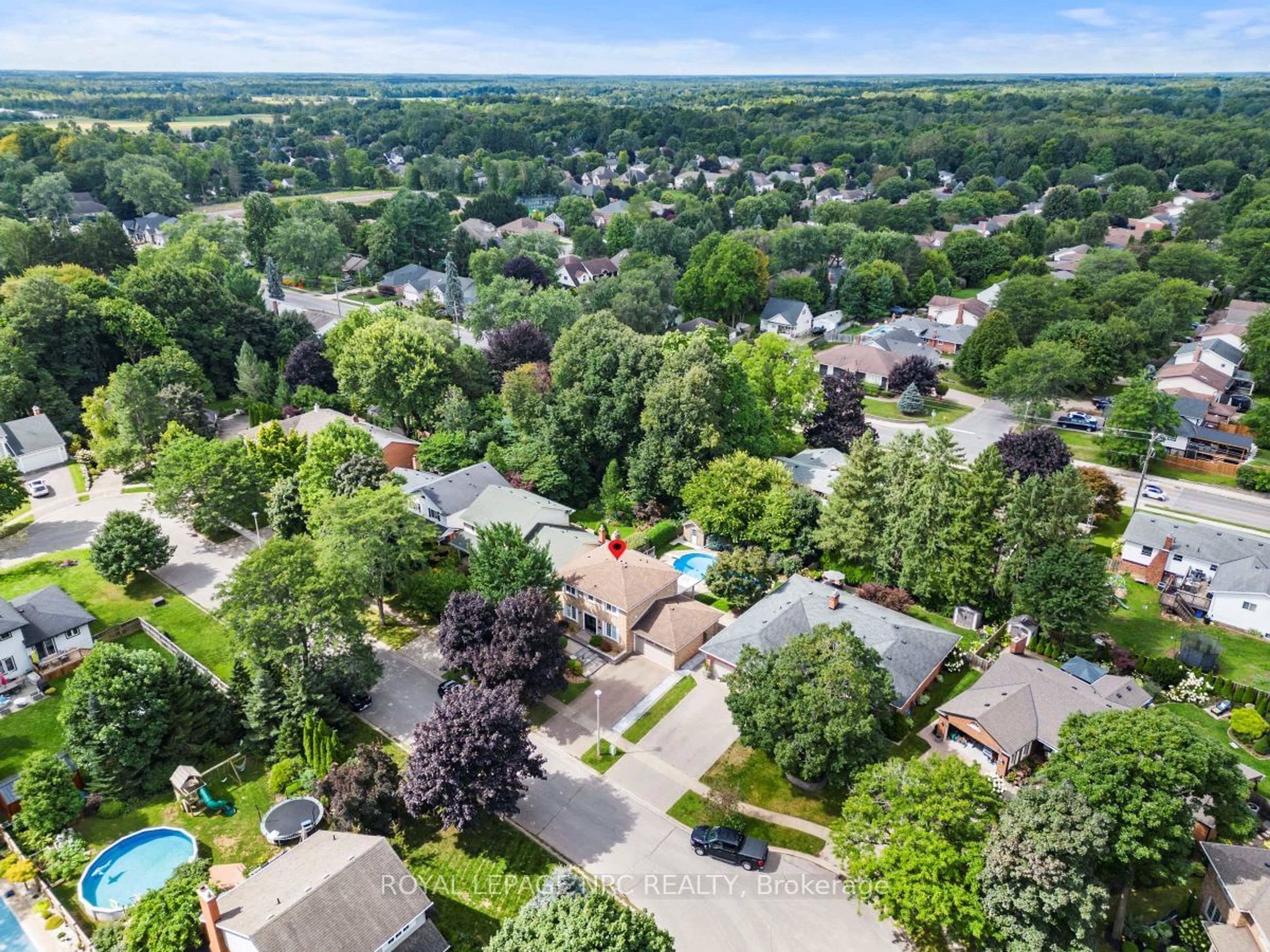 A pic from outside/outdoor area/front of a property/back of a property/a pic from drone, street for 46 Millbridge Cres, Pelham Ontario L0S 1E1