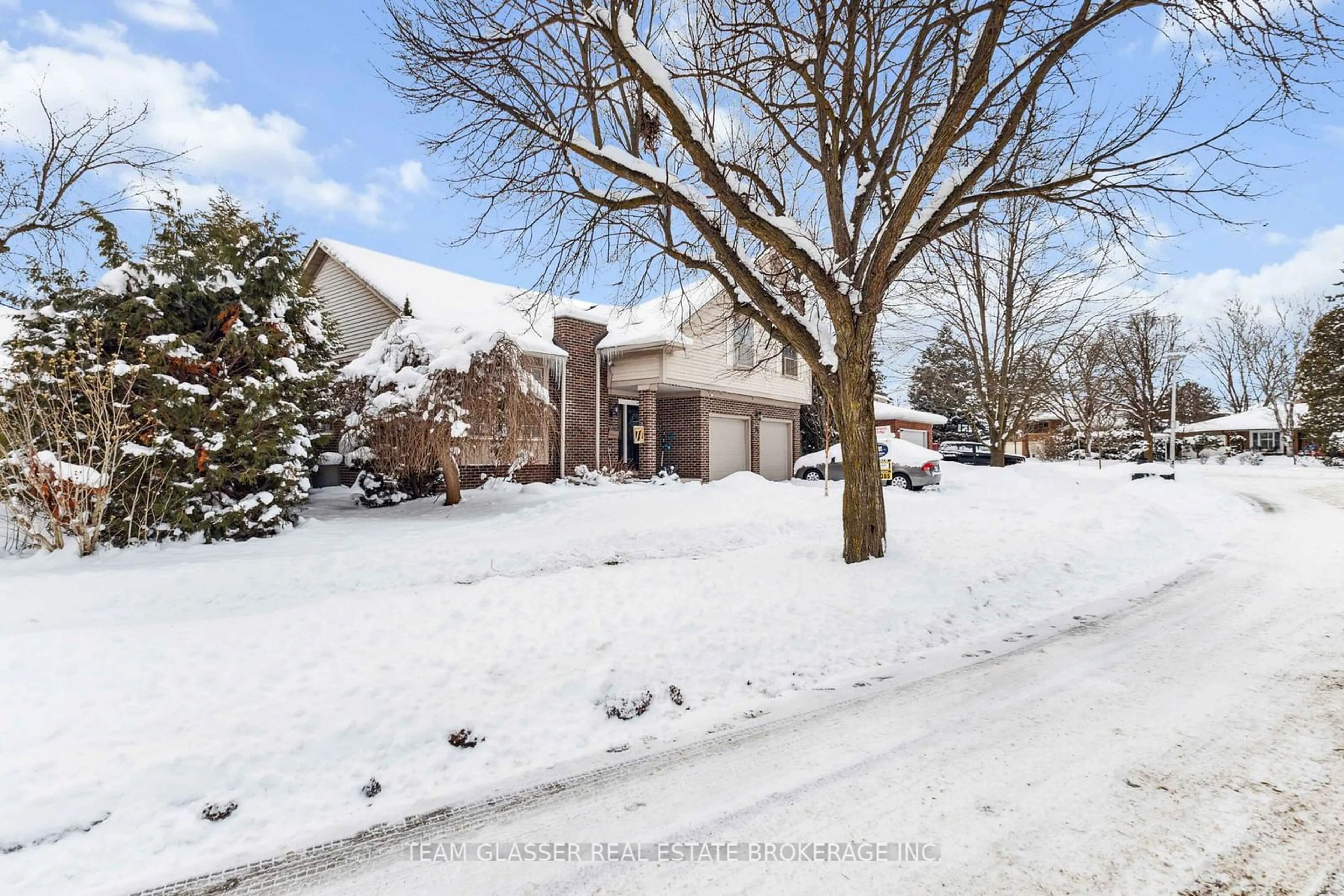 A pic from outside/outdoor area/front of a property/back of a property/a pic from drone, street for 72 CAMDEN Rd, London Ontario N5X 2K1