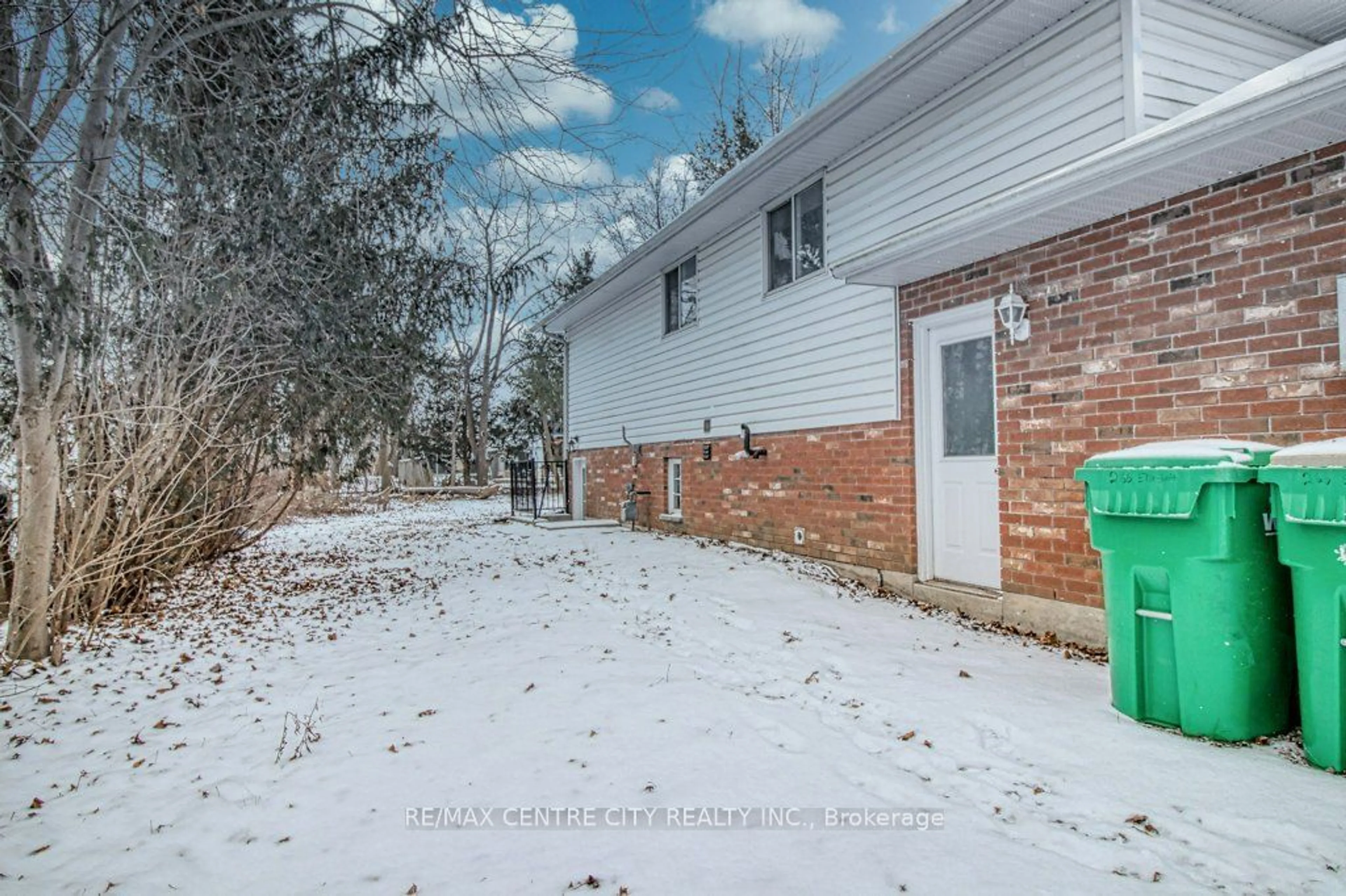 A pic from outside/outdoor area/front of a property/back of a property/a pic from drone, street for 266 Elizabeth St, Southwest Middlesex Ontario N0L 1M0