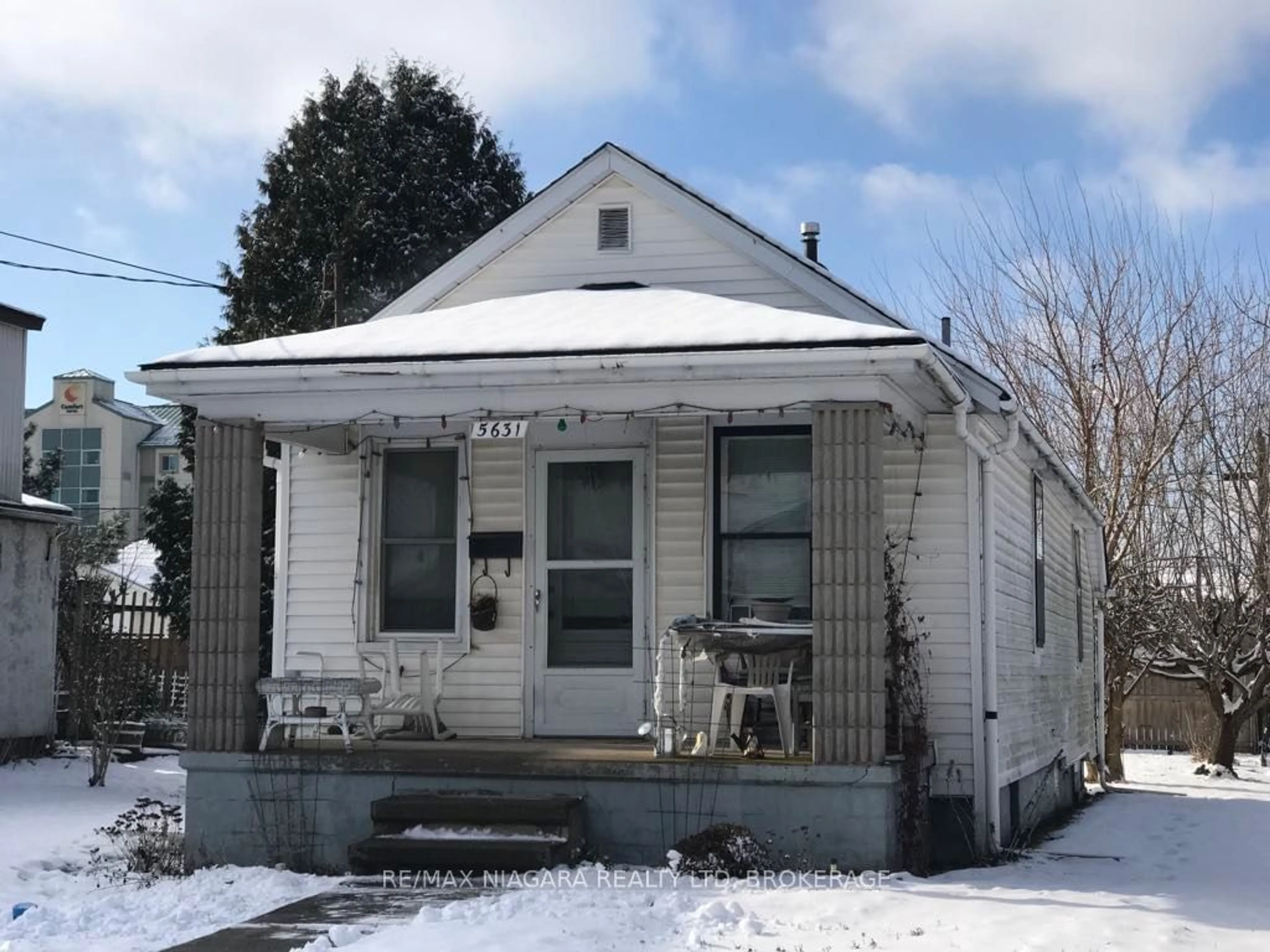 Home with vinyl exterior material, street for 5631 Desson Ave, Niagara Falls Ontario L2G 3T3