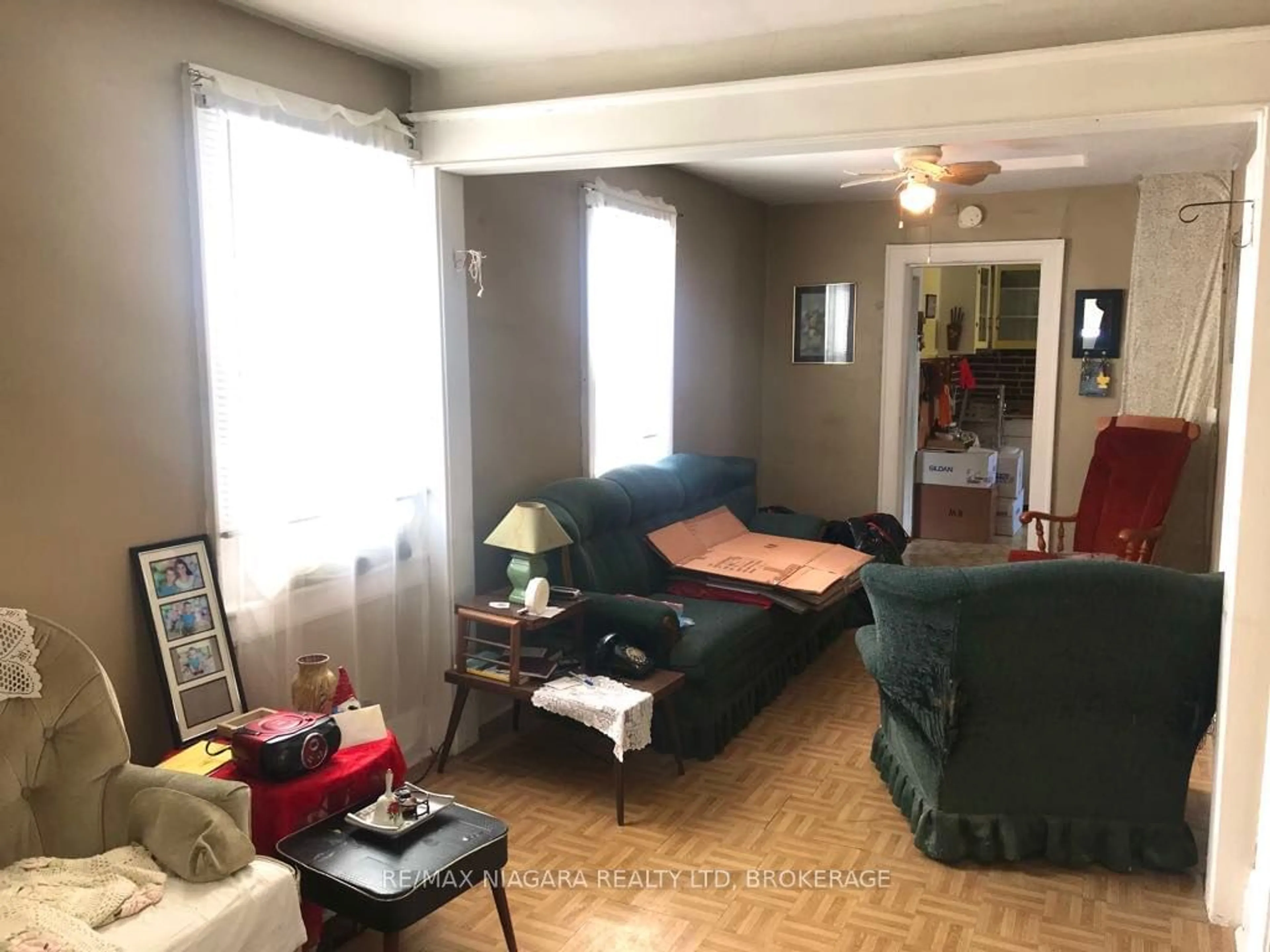 Living room with furniture, unknown for 5631 Desson Ave, Niagara Falls Ontario L2G 3T3