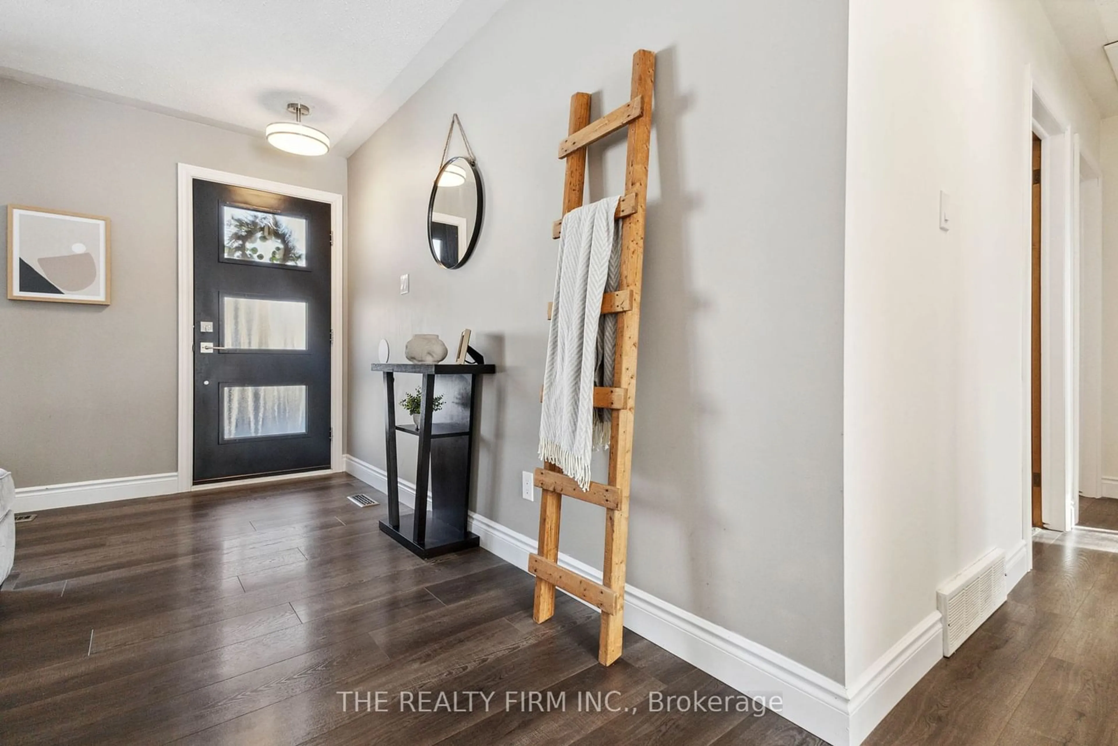 Indoor entryway for 74 Southview Cres, London Ontario N6J 3L7