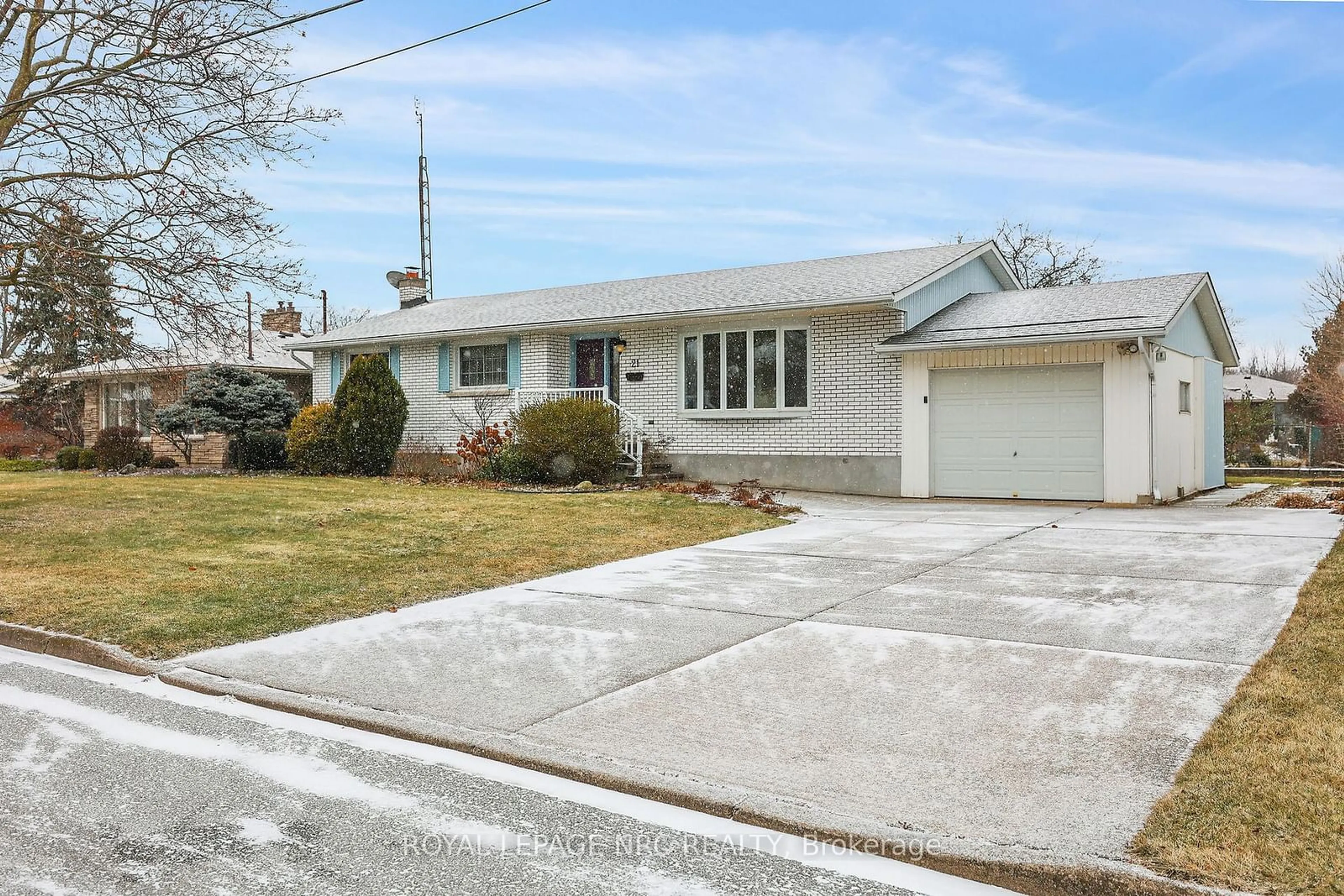 Home with vinyl exterior material, street for 21 Beacon Hill Dr, St. Catharines Ontario L2T 2X6