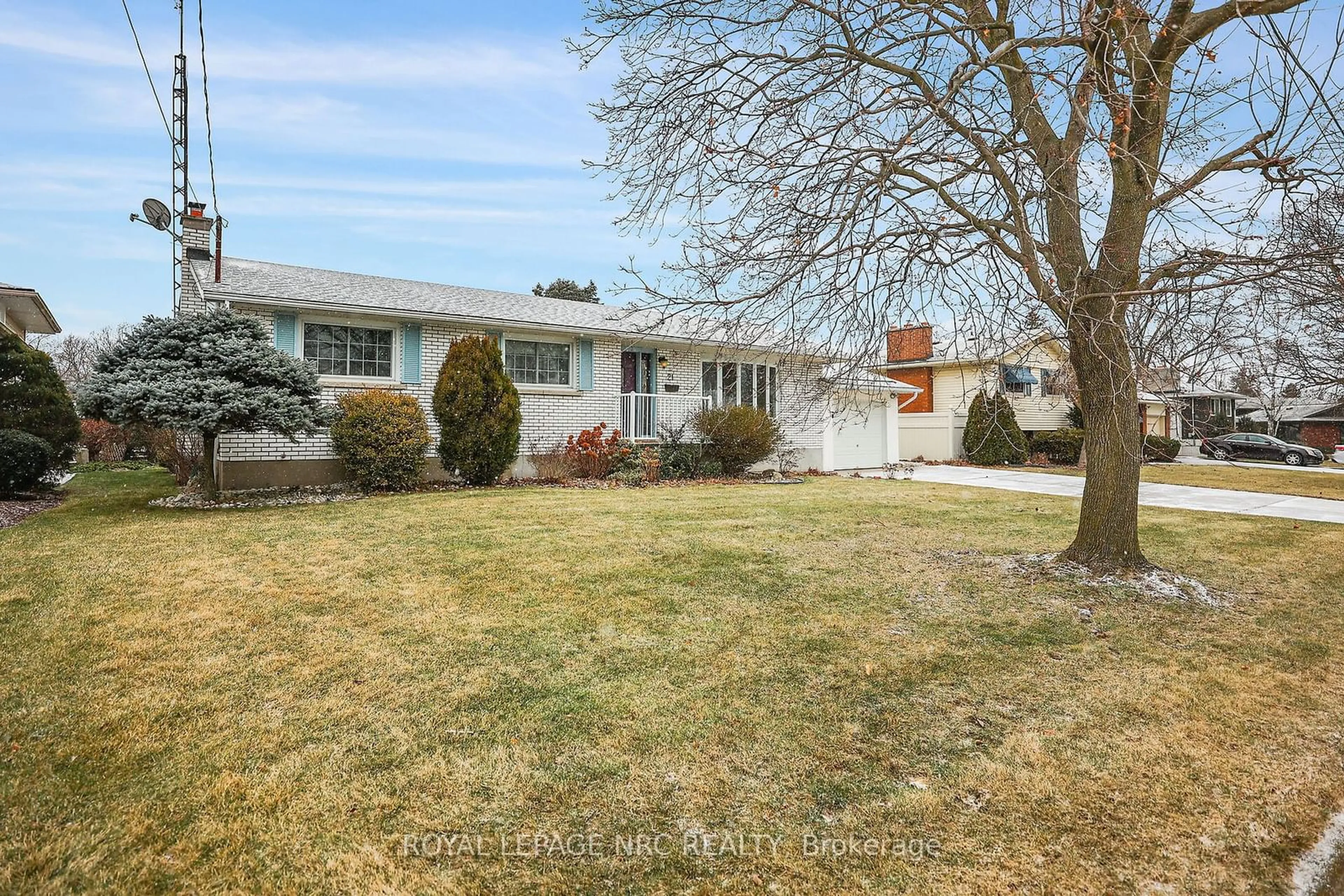 A pic from outside/outdoor area/front of a property/back of a property/a pic from drone, street for 21 Beacon Hill Dr, St. Catharines Ontario L2T 2X6